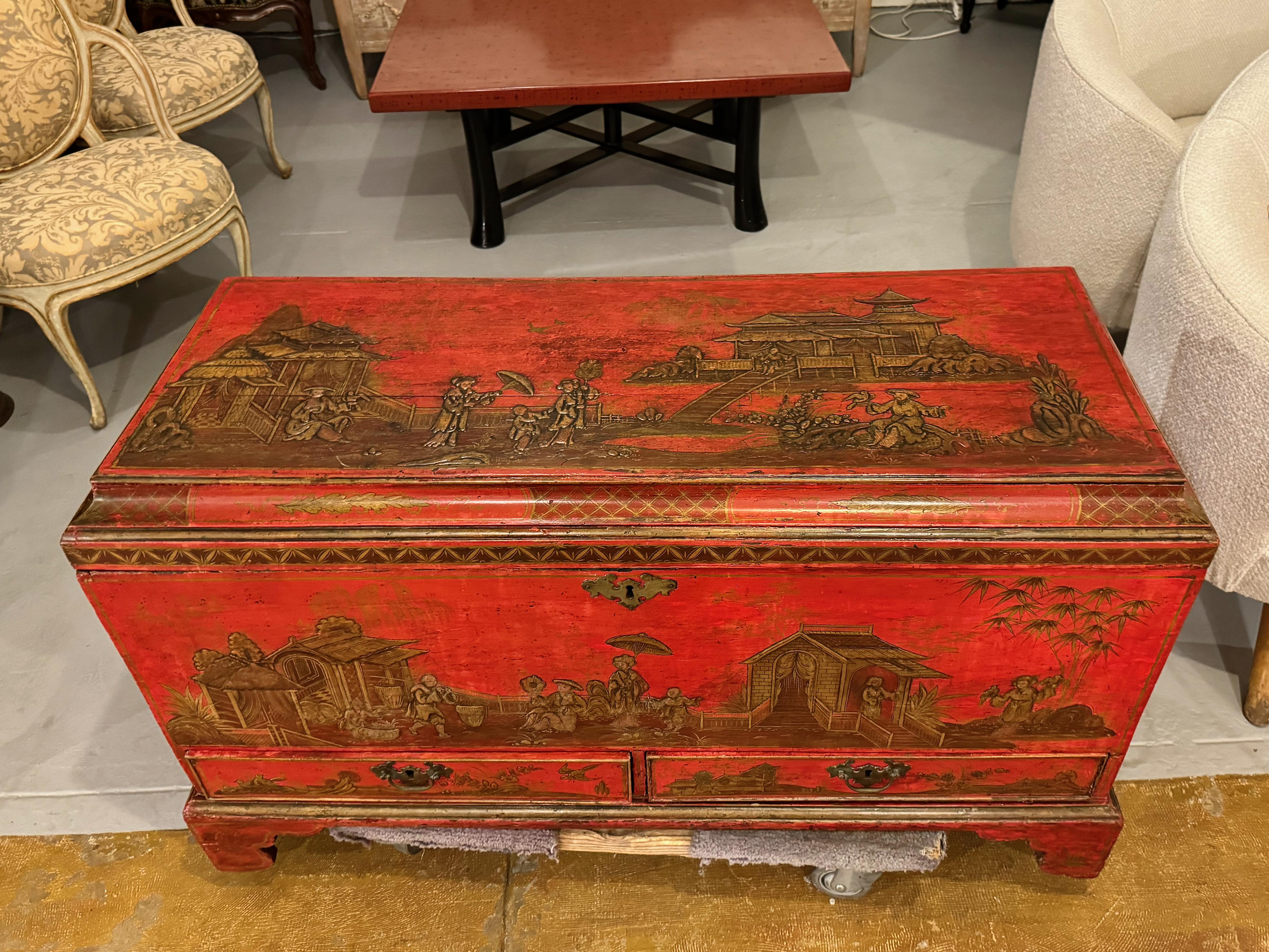 Dies ist eine George II/George III Truhe oder ein Trunk, der seine ursprüngliche rote Japanglasoberfläche beibehält. Die Truhe weist einen geformten Deckel auf, der typisch für Truhen aus der Zeit von Georg II. und frühen Georg III. ist. Er besteht