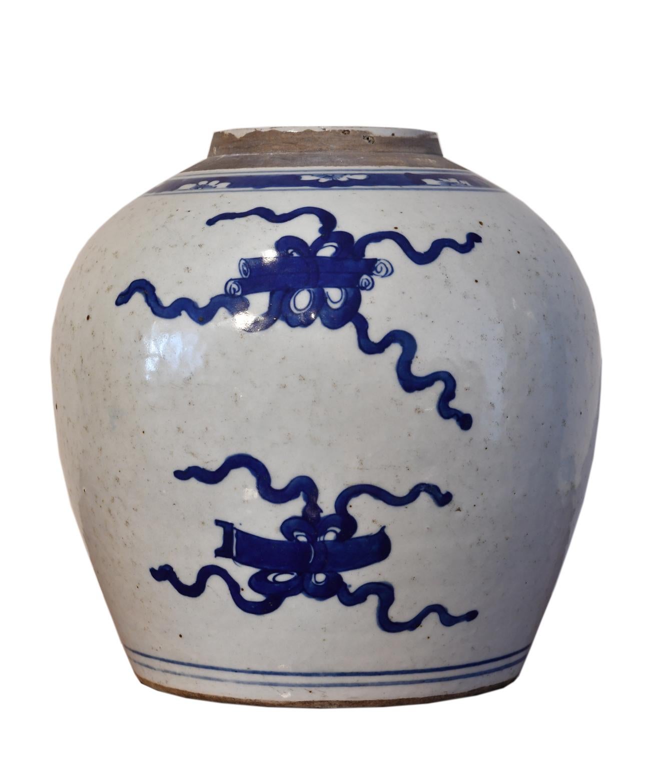 Chinois Pot en porcelaine chinoise Kangxi bleu et blanc à motif de cent trésors, vers 1750 en vente