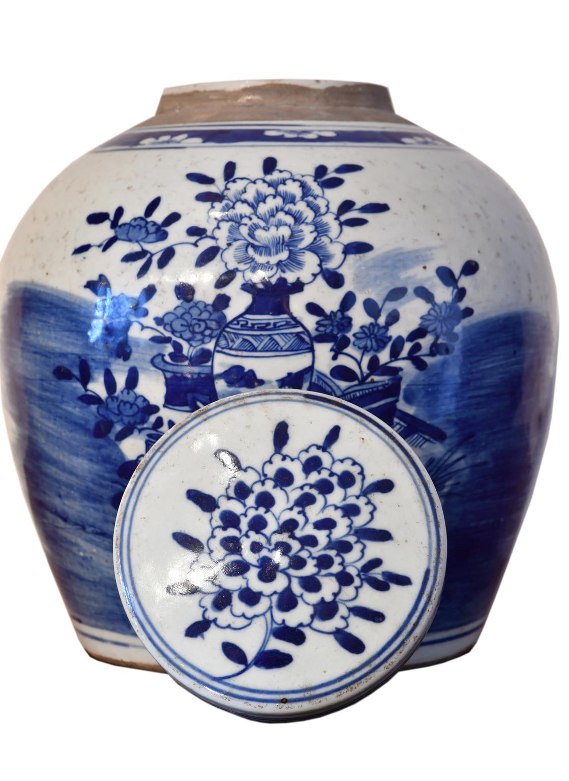 Kangxi-Porzellangefäß aus blauem und weißem chinesischem Kangxi-Porzellan mit Hundert Schätzen-Motiv, um 1750 (Handbemalt) im Angebot