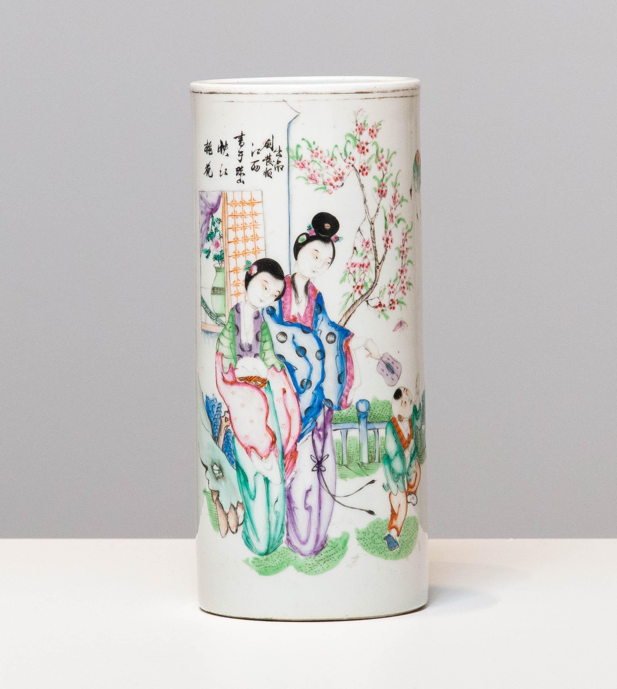 Absolument magnifique vase à brosse de la période du 19ème siècle.
L'utilisation de ces couleurs particulières permet à ce vase à pinceau d'être classé dans la catégorie 'Famille Rose'. 
Très bon état général.