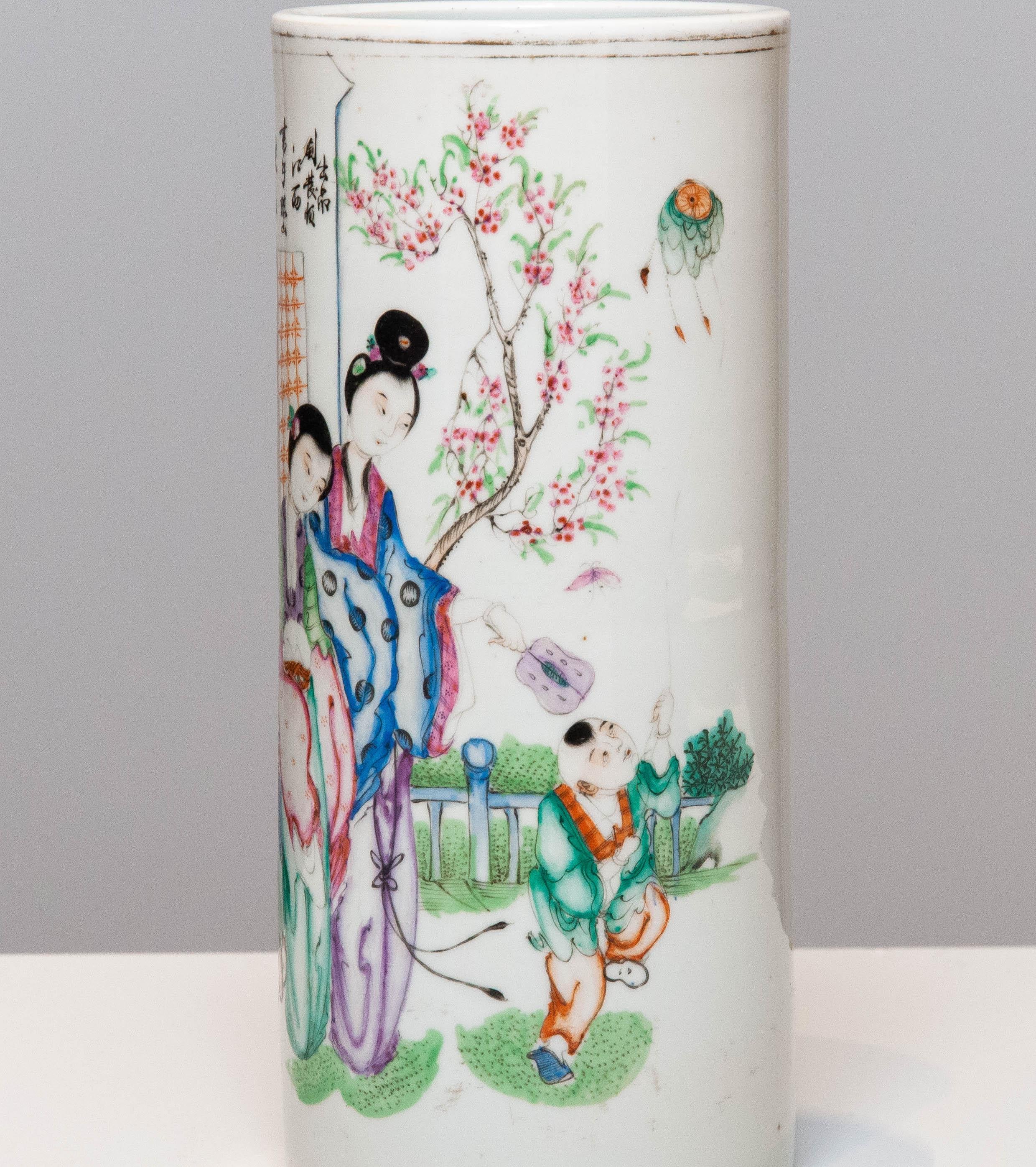 Vase à brosse en porcelaine de la famille rose du 19e siècle. Bon état - En vente à Silvolde, Gelderland
