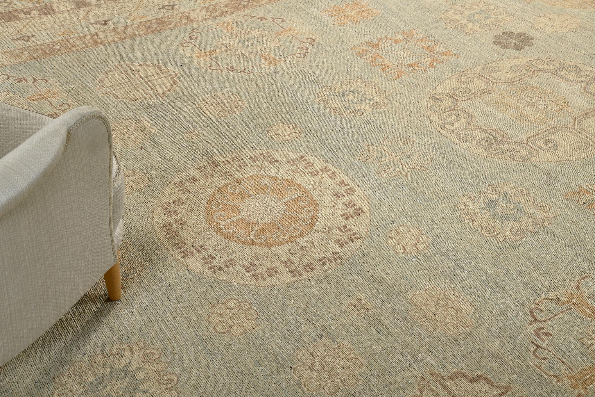 Con un campo de estilo Khotan convencional y 6 capas de bordes, esta alfombra reúne la ornamentación ecléctica. Se reavivó perfectamente con un tono lavado de matices camel, café, rojo y azul. Admirablemente tiene su lugar a un gran espacio a su