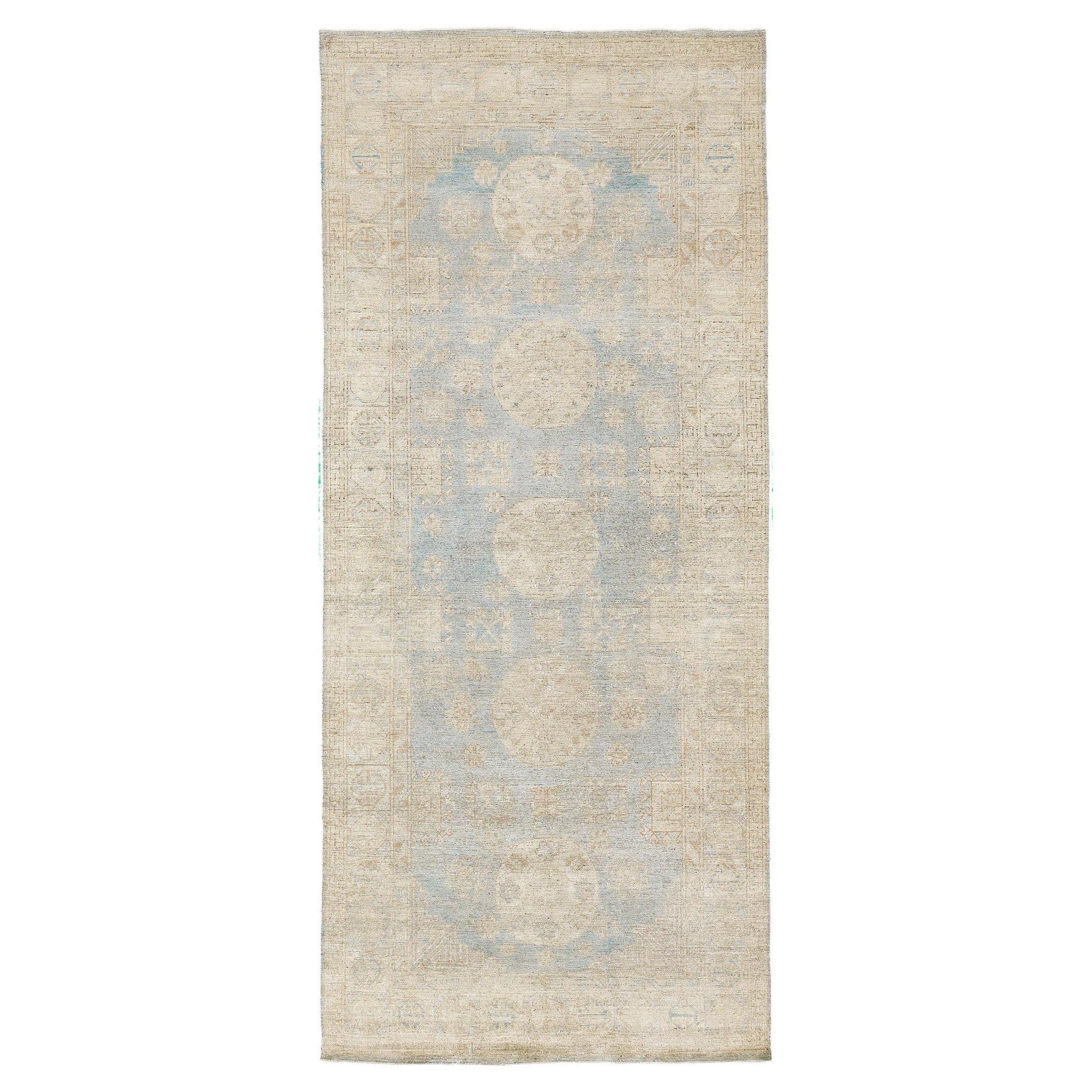 Runner di Khotan del 18° secolo con design revival in vendita