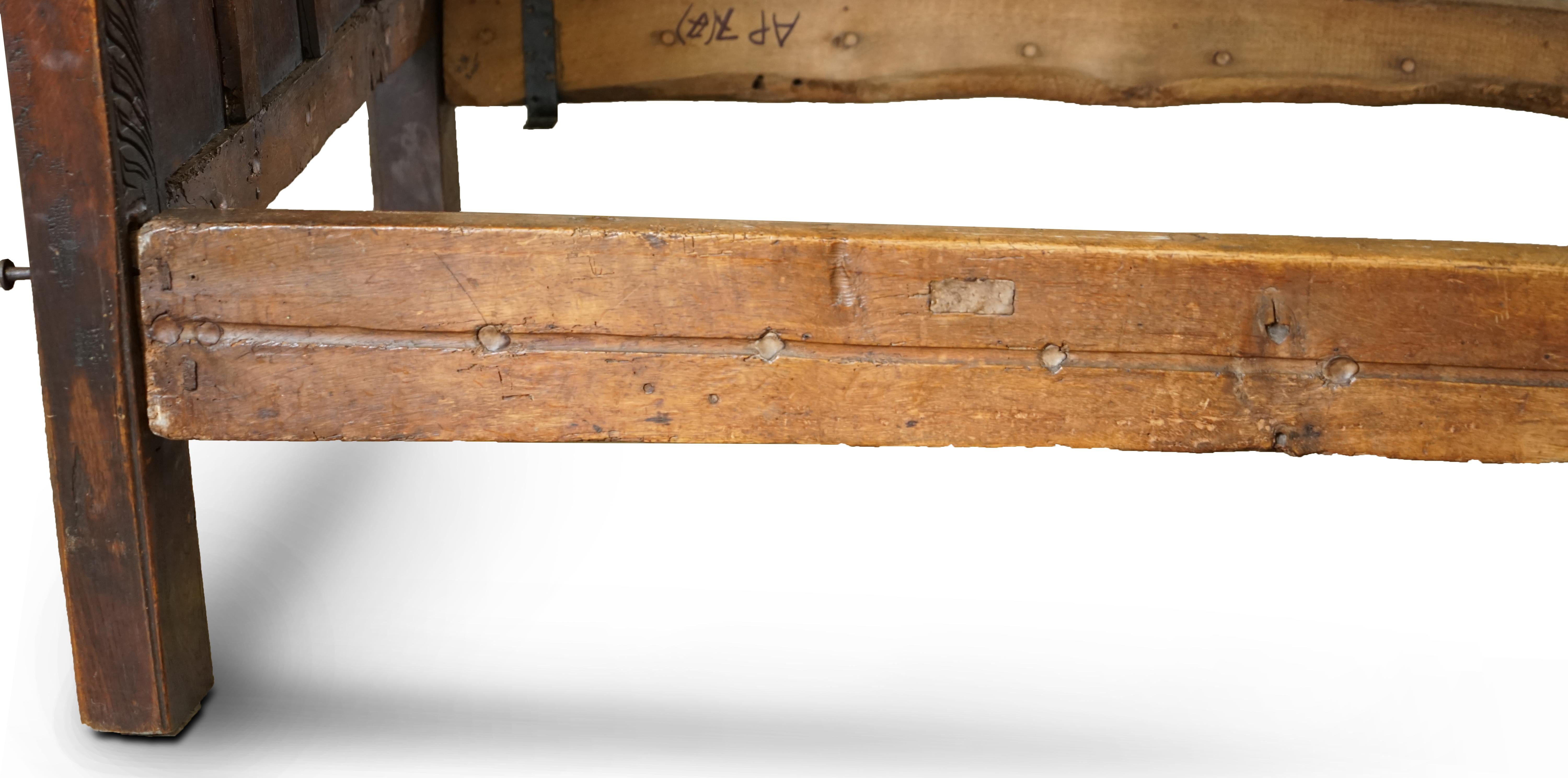 18TH CENTURY KING GEORGE I CiRCA 1700 ORNATELY CARVED JACOBEAN OAK TESTER BED 4