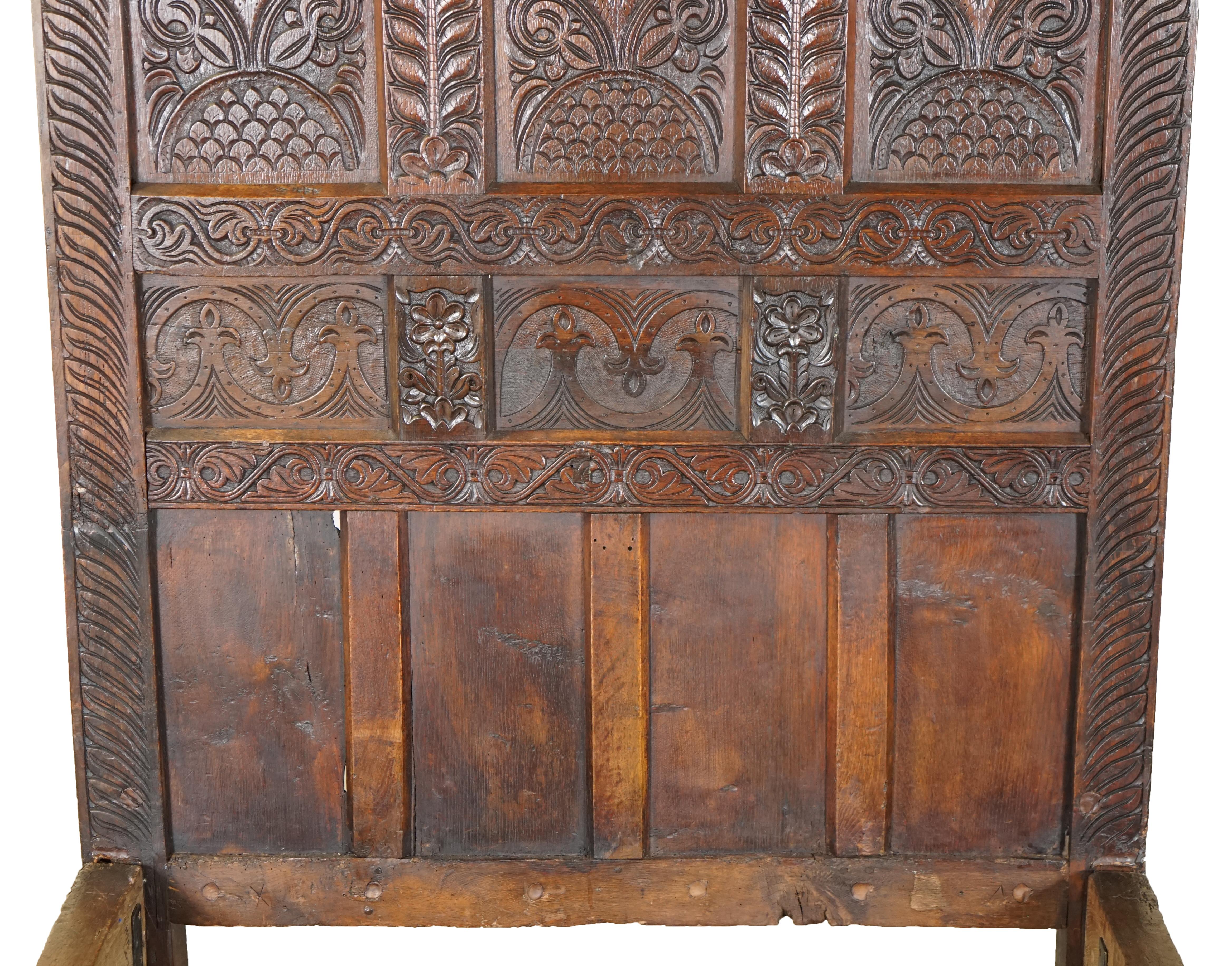 18TH CENTURY KING GEORGE I CiRCA 1700 ORNATELY CARVED JACOBEAN OAK TESTER BED In Distressed Condition In West Sussex, Pulborough
