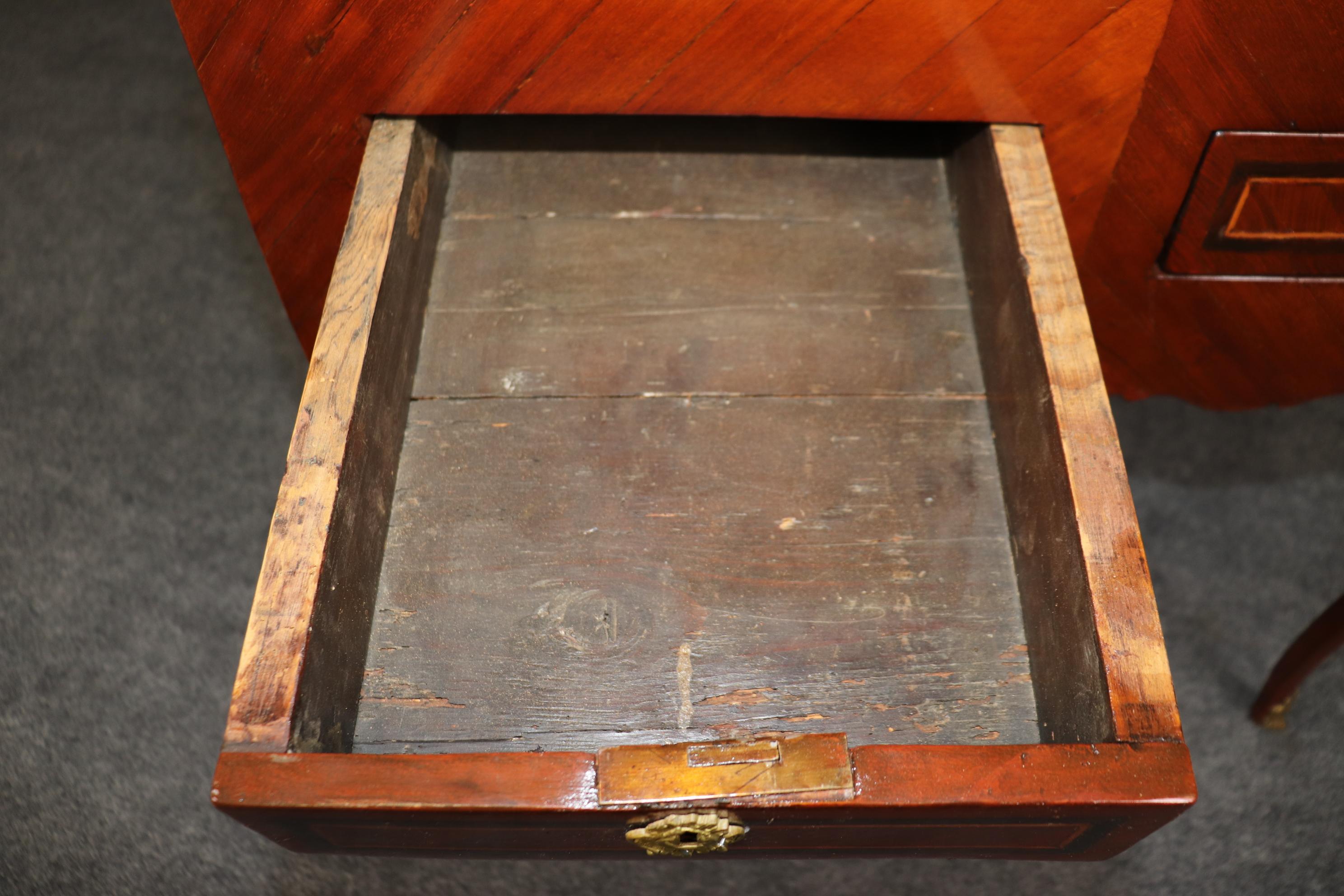 Scrivania francese da donna in legno di reno e noce del 18° secolo, di tipo Luigi XV in vendita 5