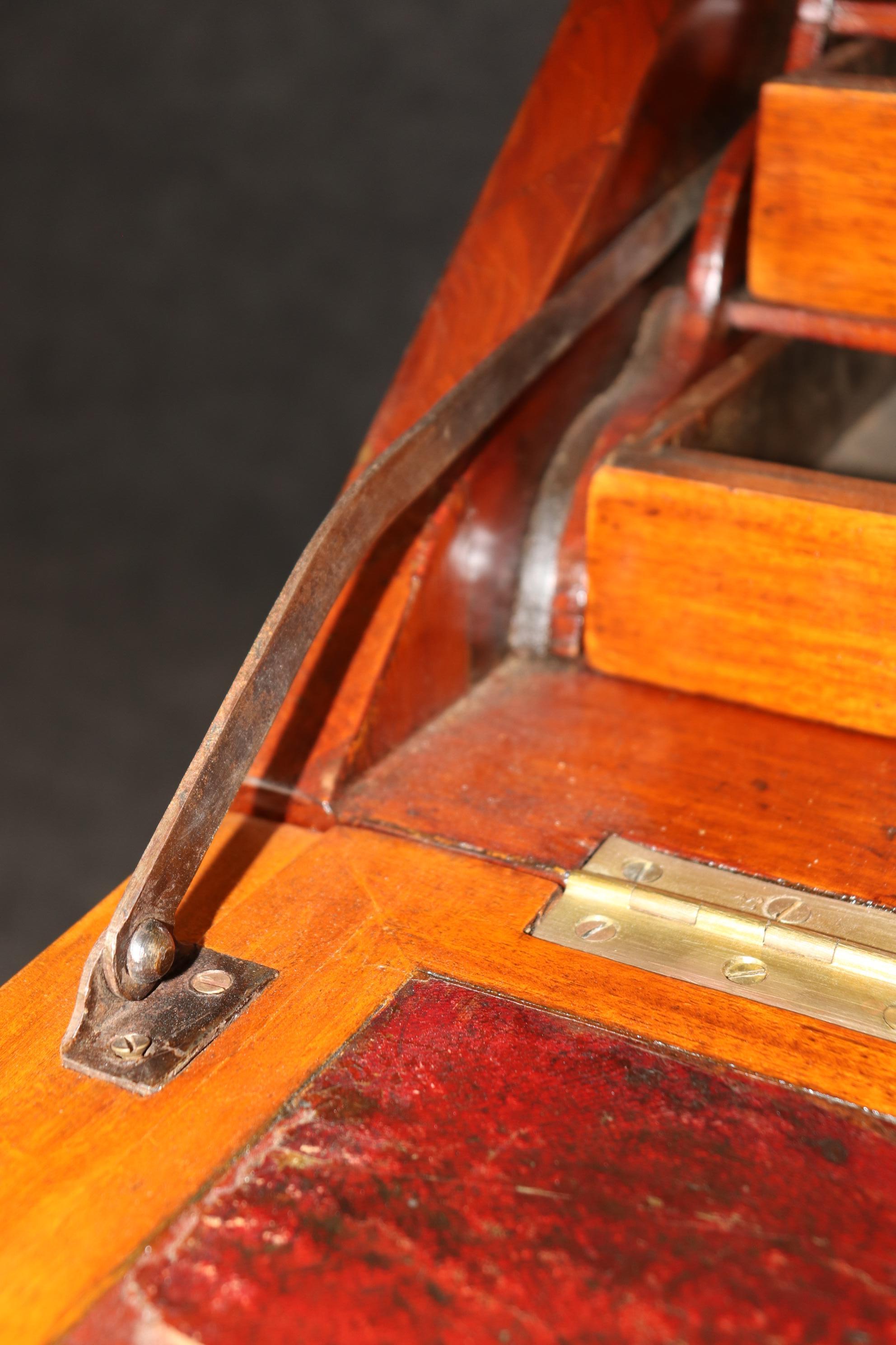 Scrivania francese da donna in legno di reno e noce del 18° secolo, di tipo Luigi XV in vendita 9