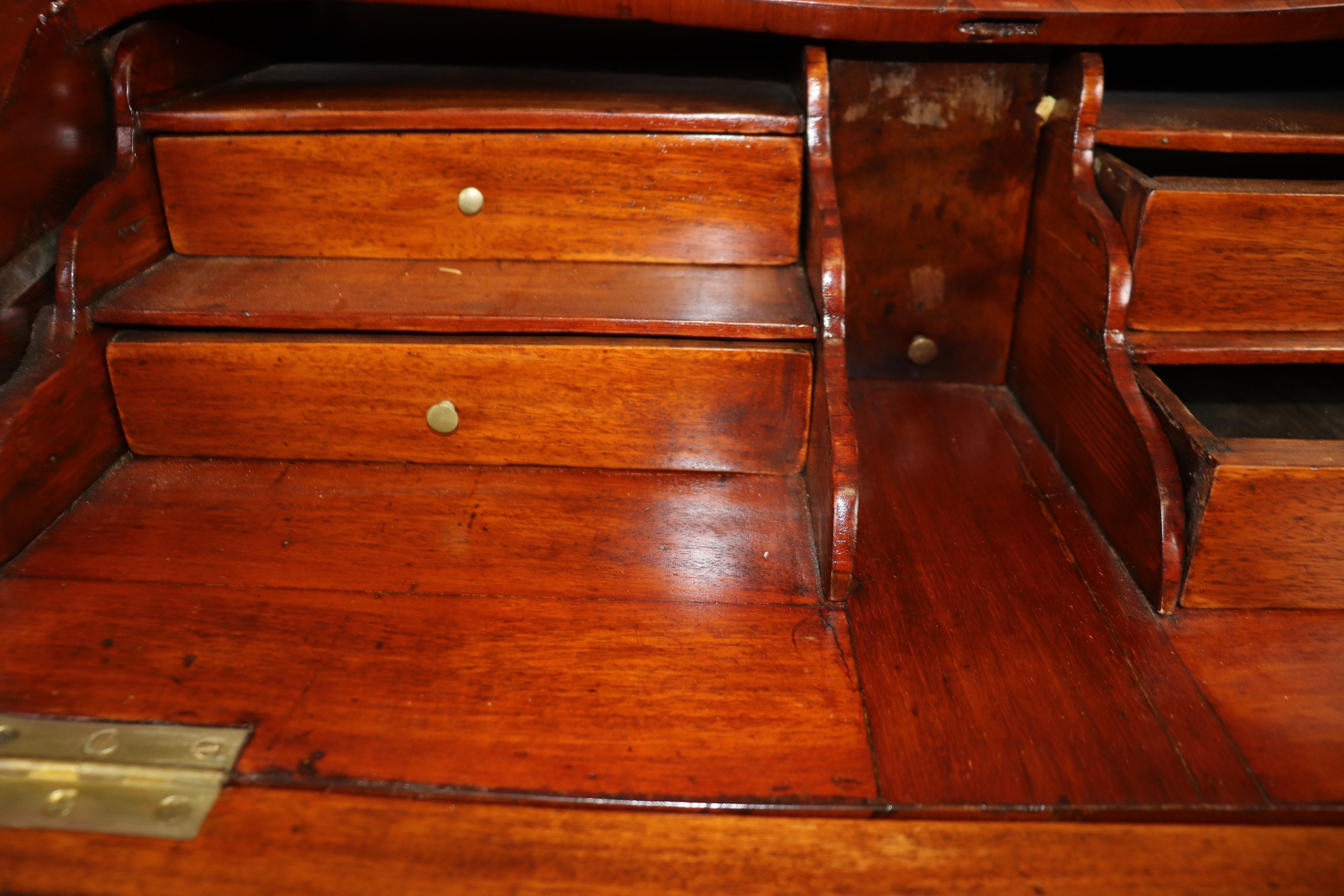 Scrivania francese da donna in legno di reno e noce del 18° secolo, di tipo Luigi XV in vendita 11