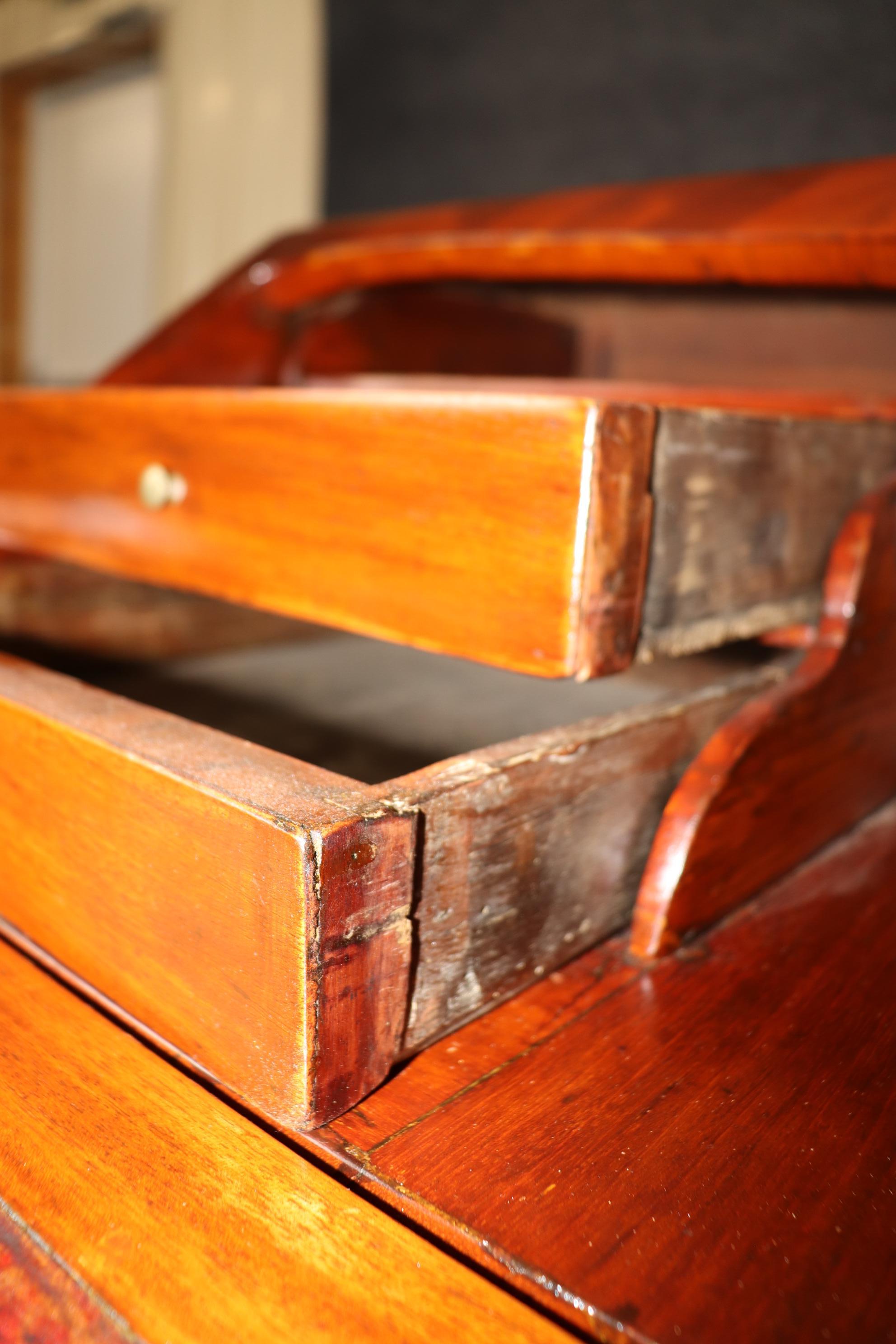 Scrivania francese da donna in legno di reno e noce del 18° secolo, di tipo Luigi XV in vendita 12