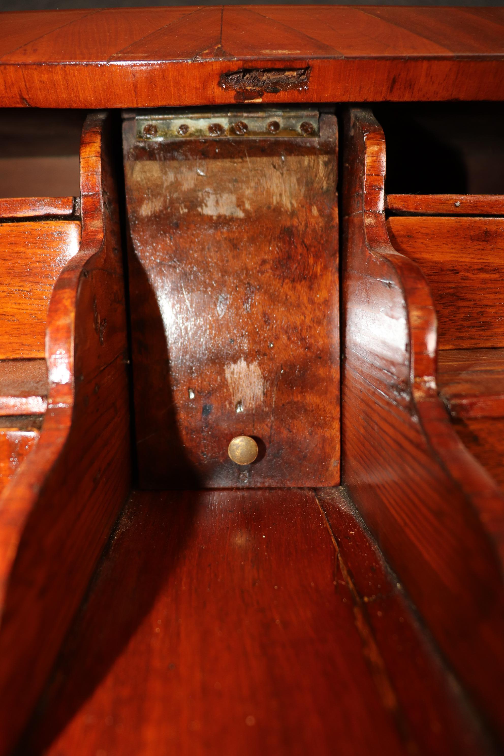 Scrivania francese da donna in legno di reno e noce del 18° secolo, di tipo Luigi XV in vendita 13