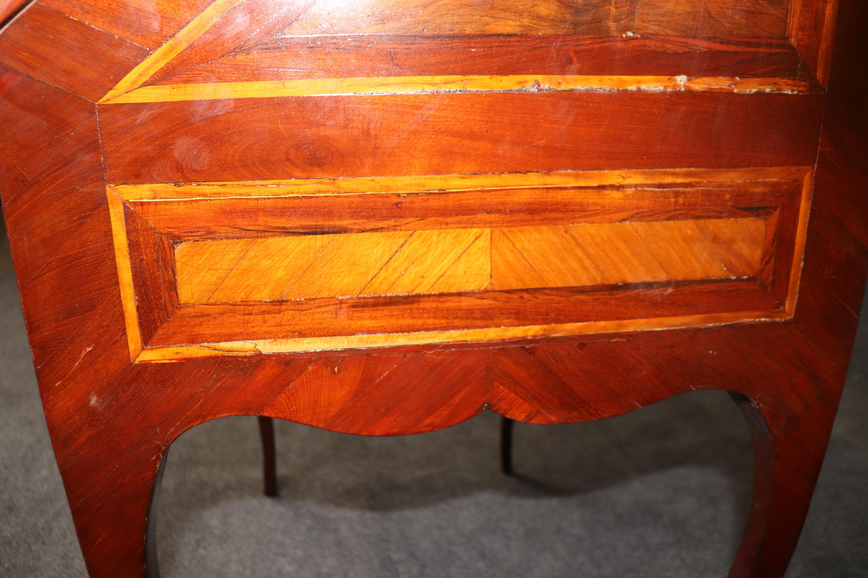 Scrivania francese da donna in legno di reno e noce del 18° secolo, di tipo Luigi XV in vendita 14