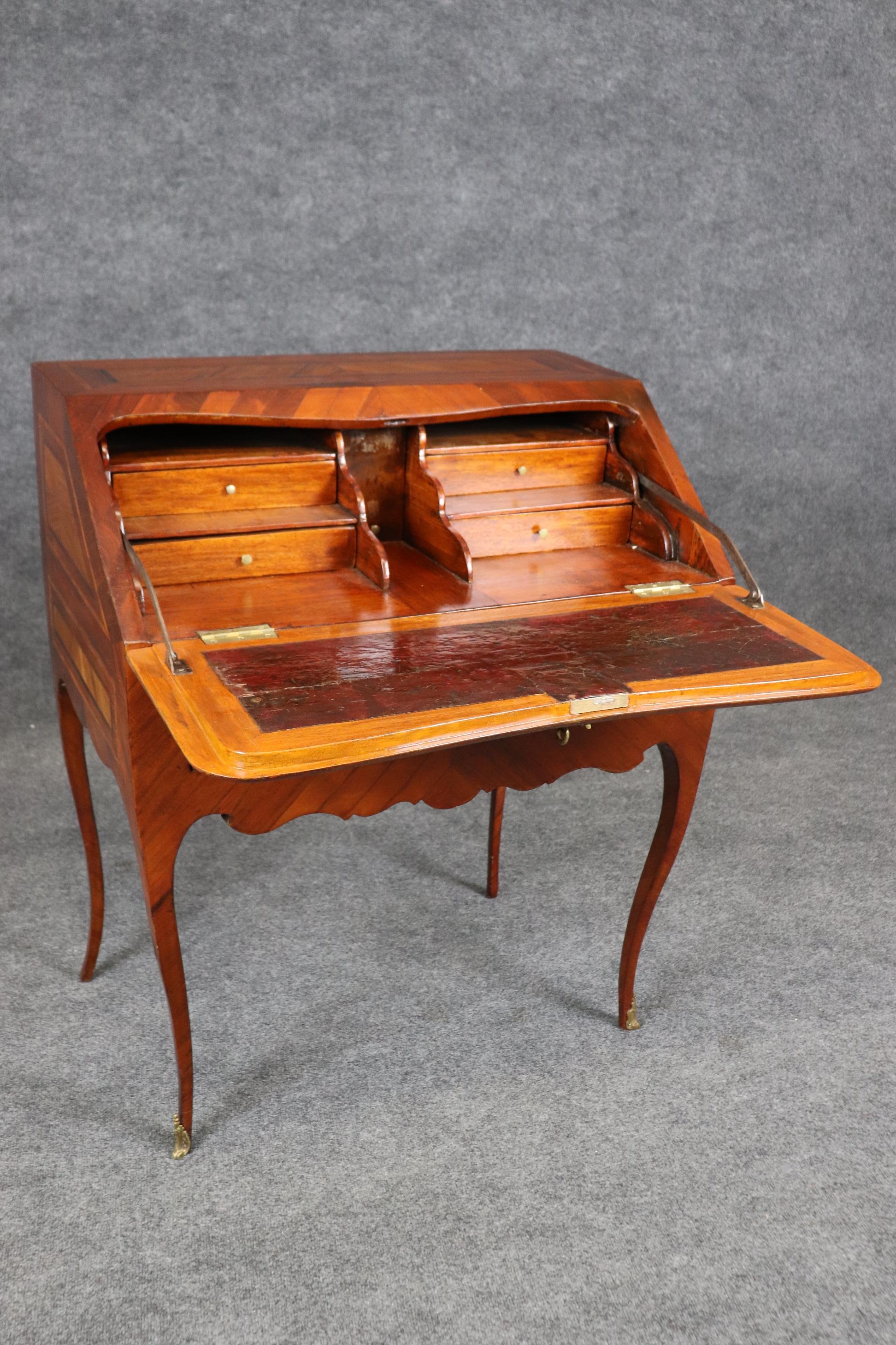 Palissandro Scrivania francese da donna in legno di reno e noce del 18° secolo, di tipo Luigi XV in vendita