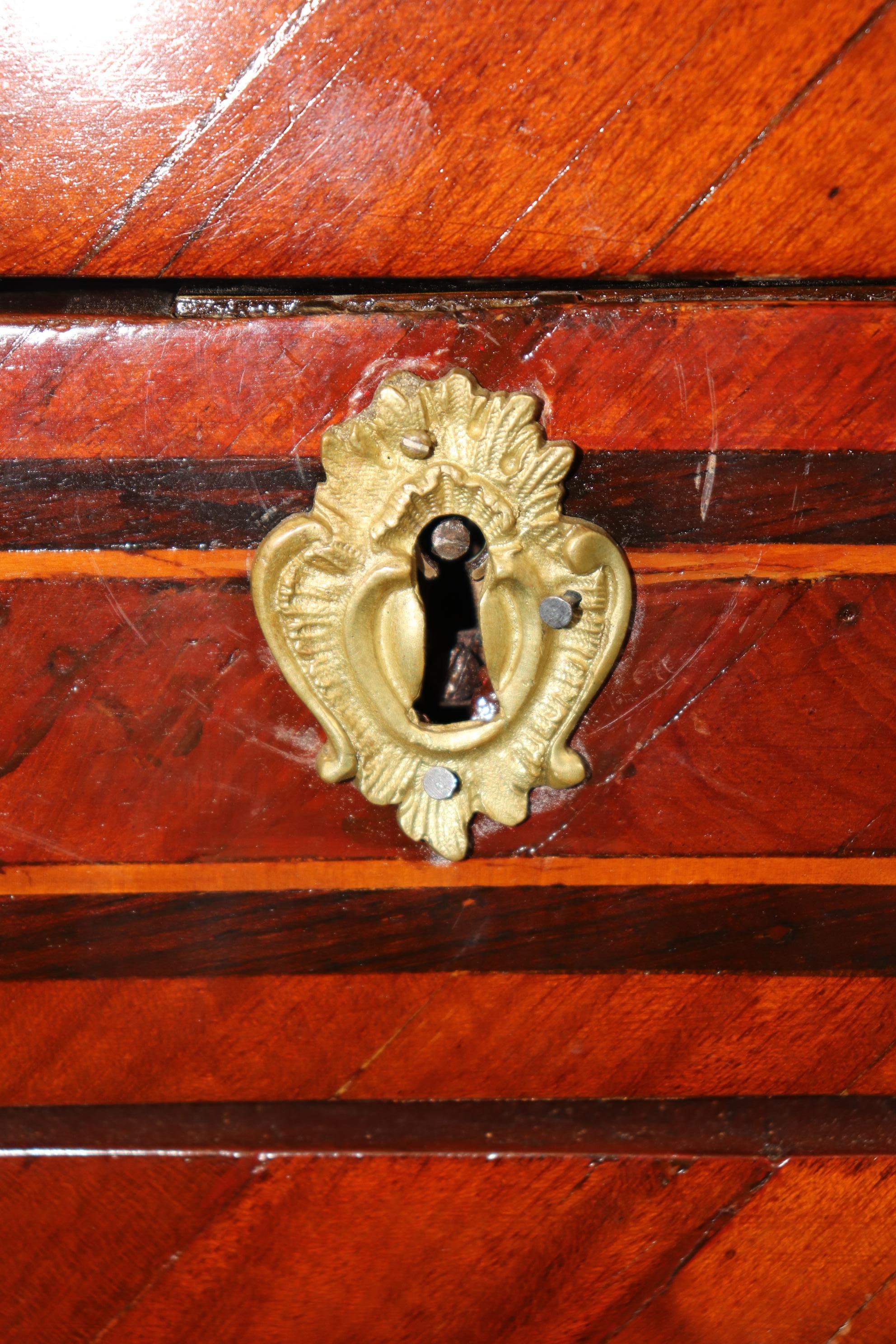 Scrivania francese da donna in legno di reno e noce del 18° secolo, di tipo Luigi XV in vendita 3
