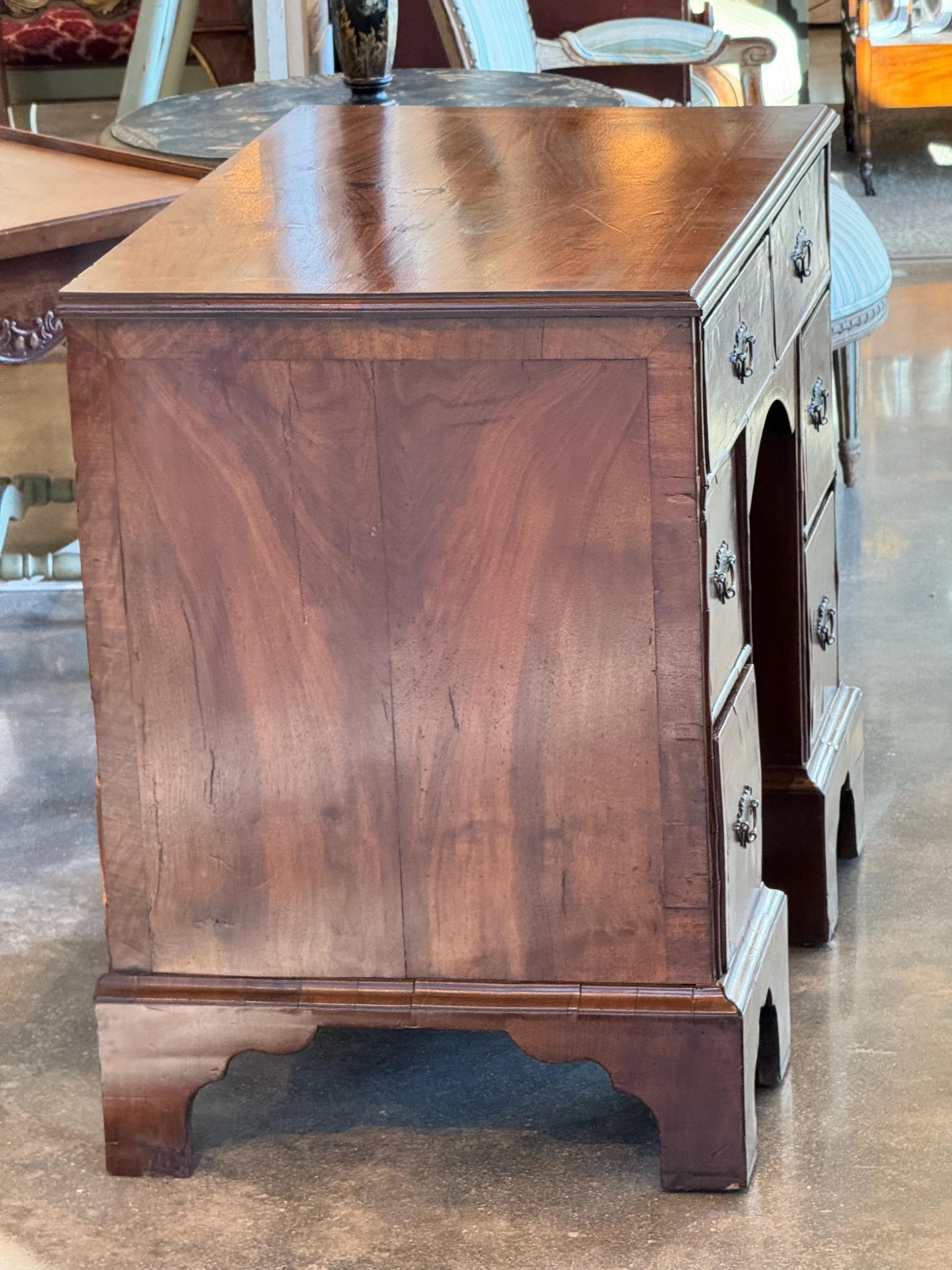18th Century Kneehole Desk In Good Condition For Sale In Charlottesville, VA