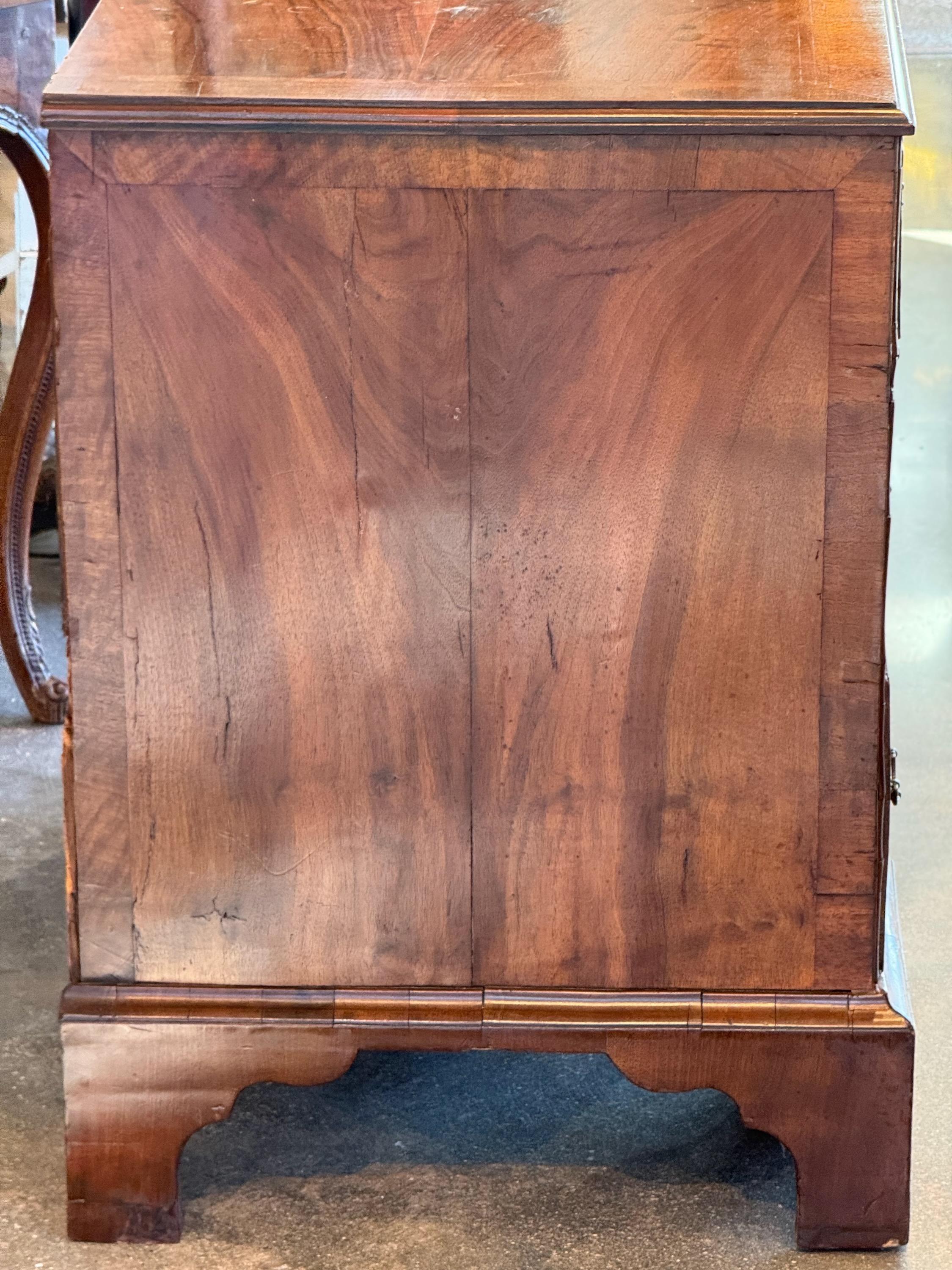 18th Century Kneehole Desk For Sale 1