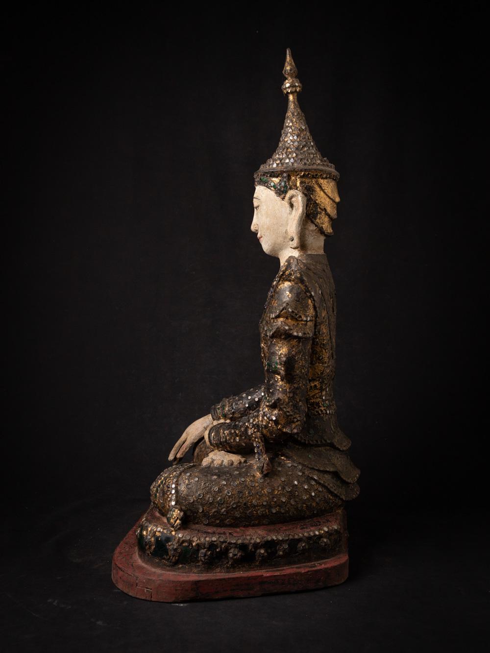 18th century - Konebaung period antique wooden Burmese Buddha statue In Good Condition For Sale In DEVENTER, NL