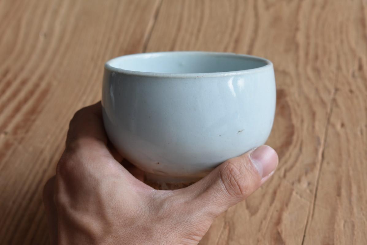 A small white porcelain bowl made around the 18th century in South Korea.
At that time, it was during the Joseon Dynasty, and white porcelain was considered to be a noble color.
There was a need for a simple, clean and beautiful life with strong