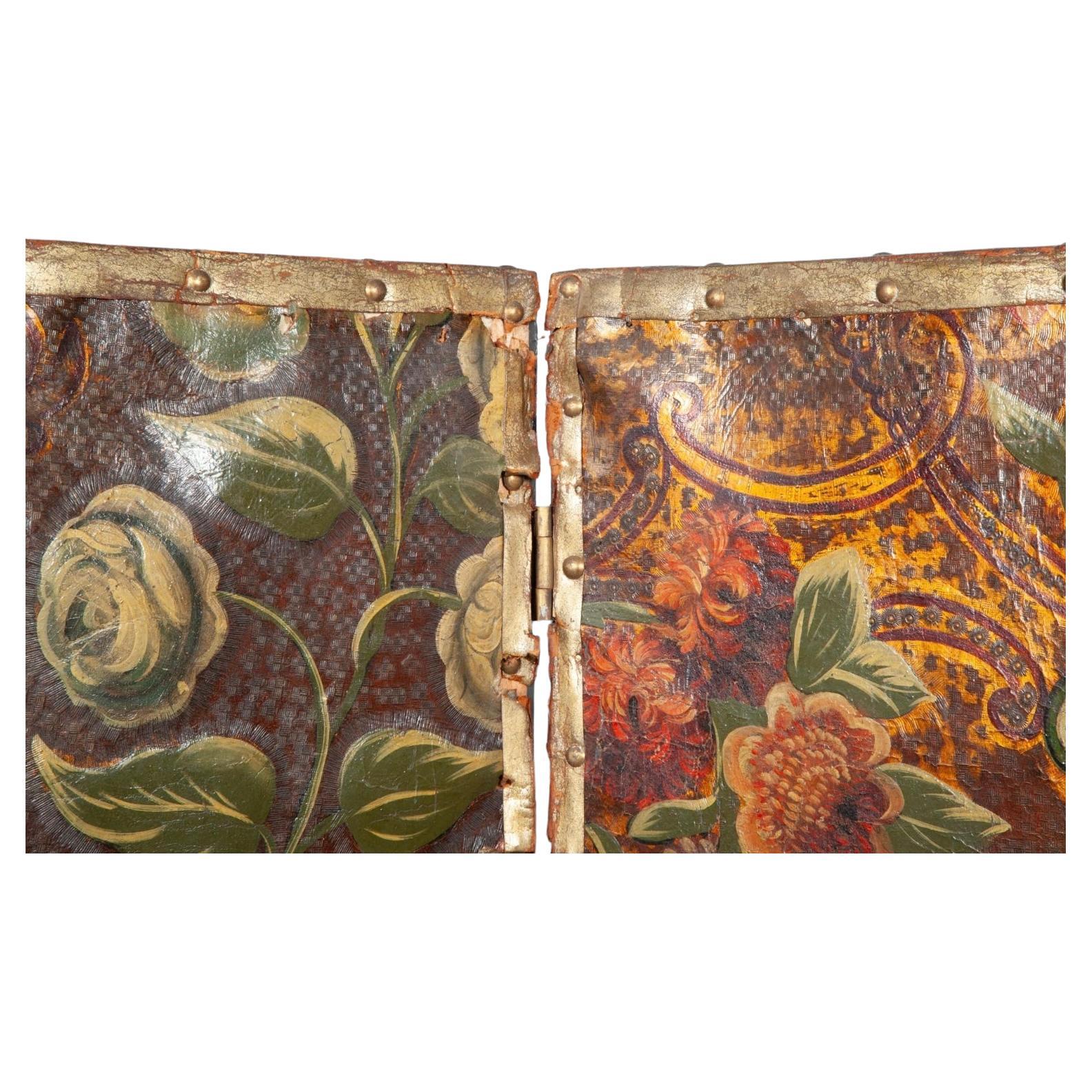 Colonial hollandais I.L.A. paravent à quatre panneaux en cuir peint et toilé du XVIIIe siècle  en vente
