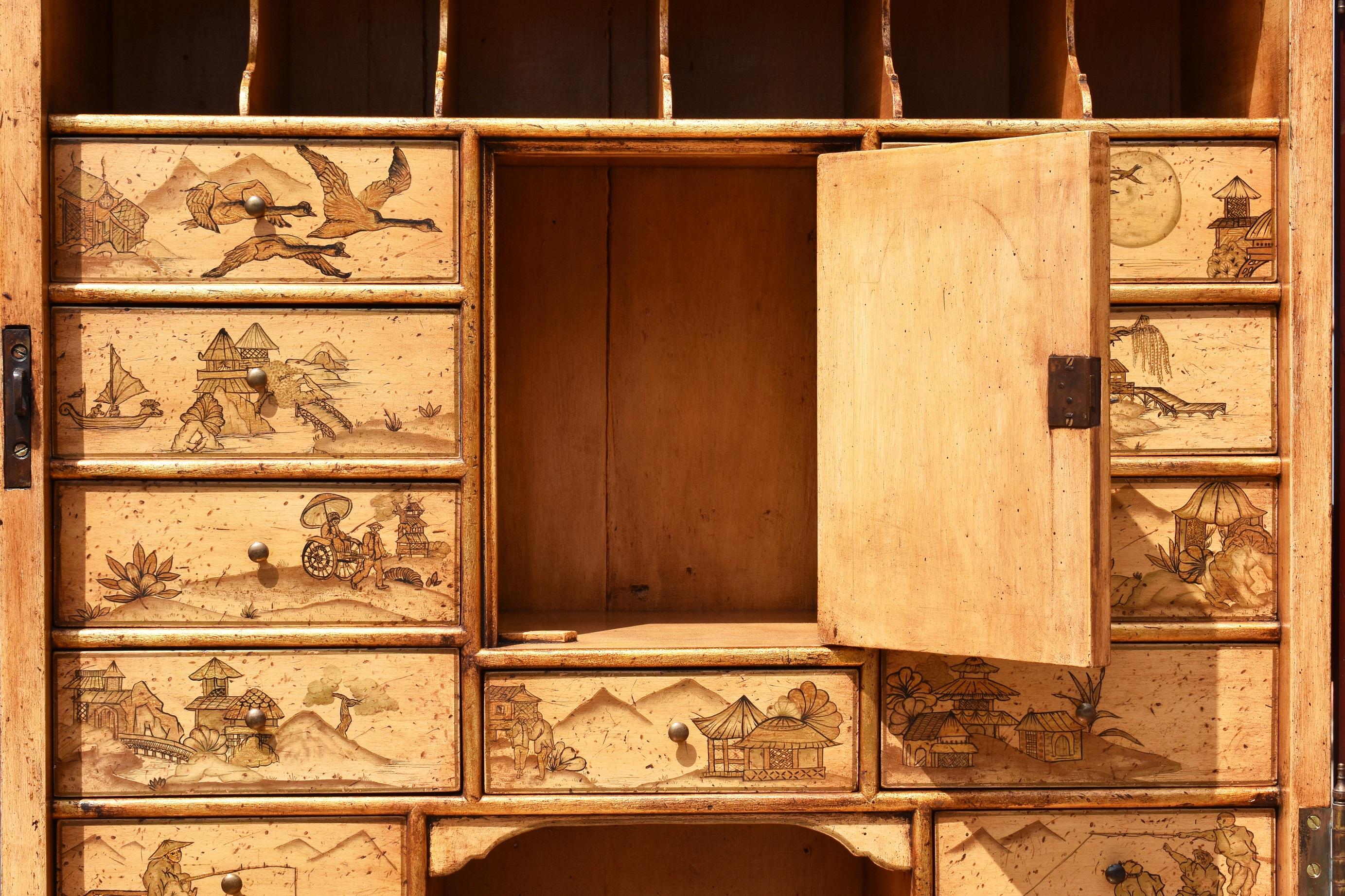 18th Century Lacquer and Gilt Chinoiserie Bureau Bookcase For Sale 5