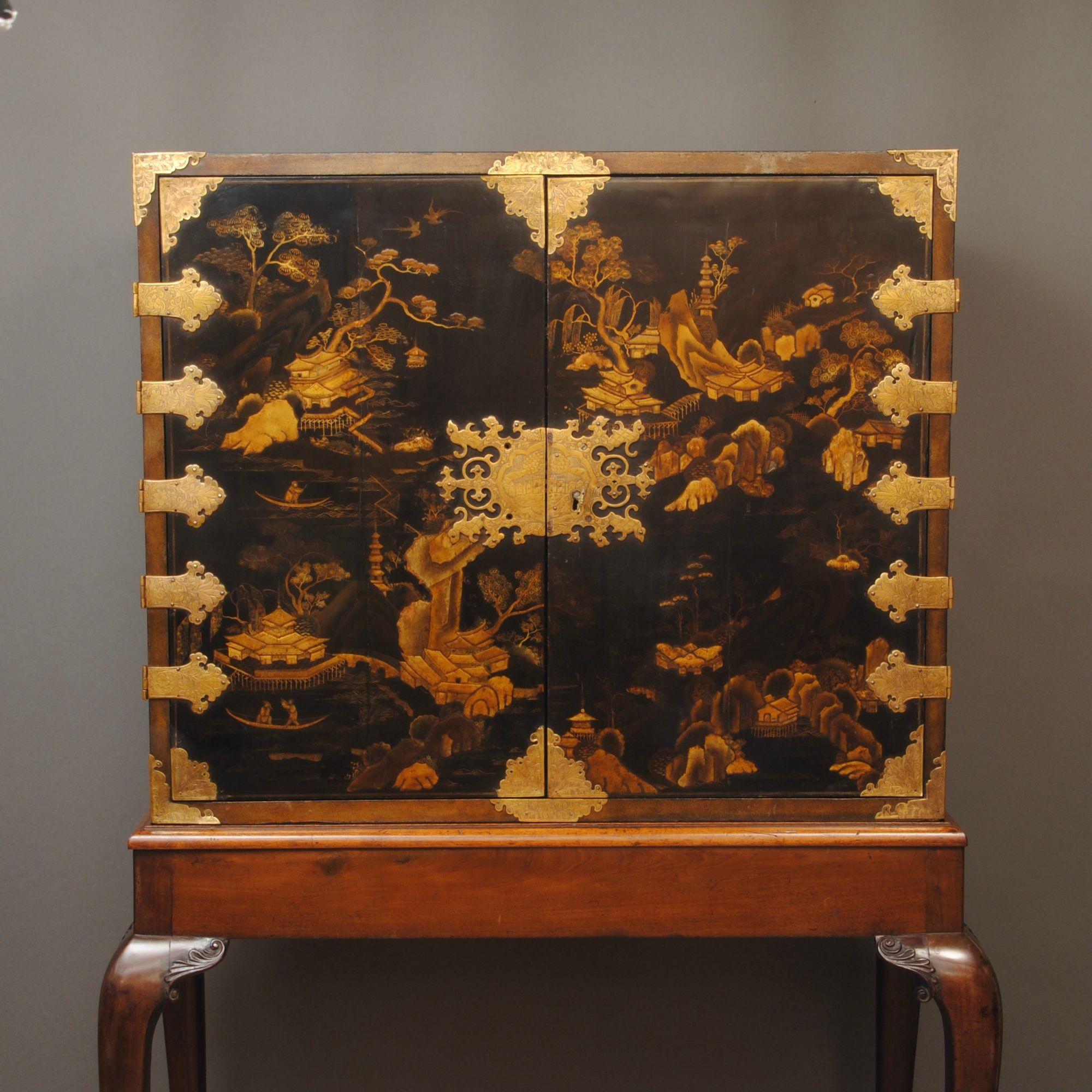 Decorativo mueble lacado de principios del siglo XVIII con paisajes y edificios orientales, interior totalmente equipado y herrajes originales de latón lacado grabado. Sobre un soporte de caoba con patas cabriolé.
Hacia 1735