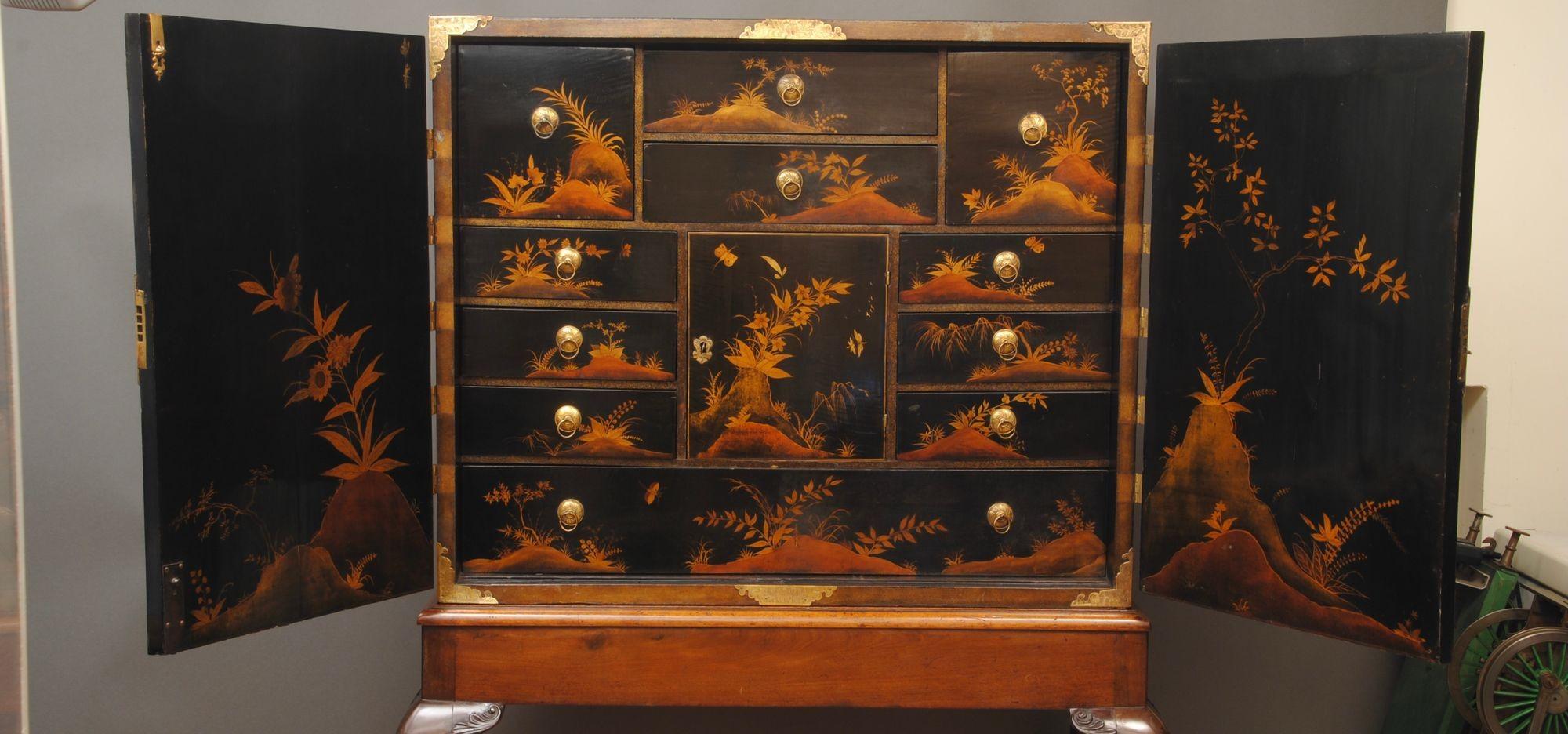 18th Century Lacquer Cabinet On Stand siglo XVIII en venta