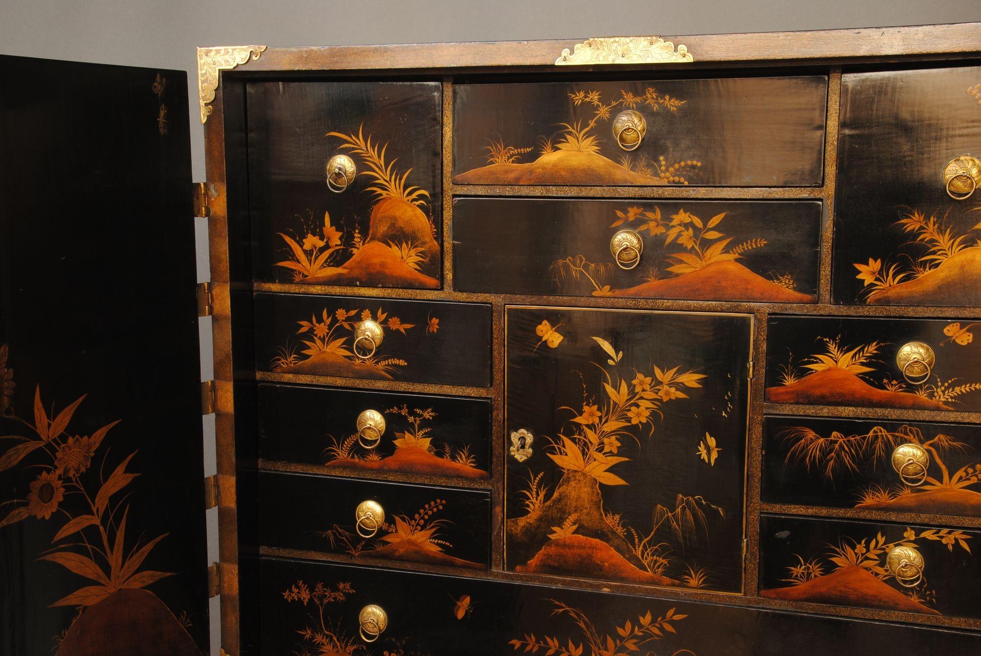 18th Century Lacquer Cabinet On Stand Laca en venta