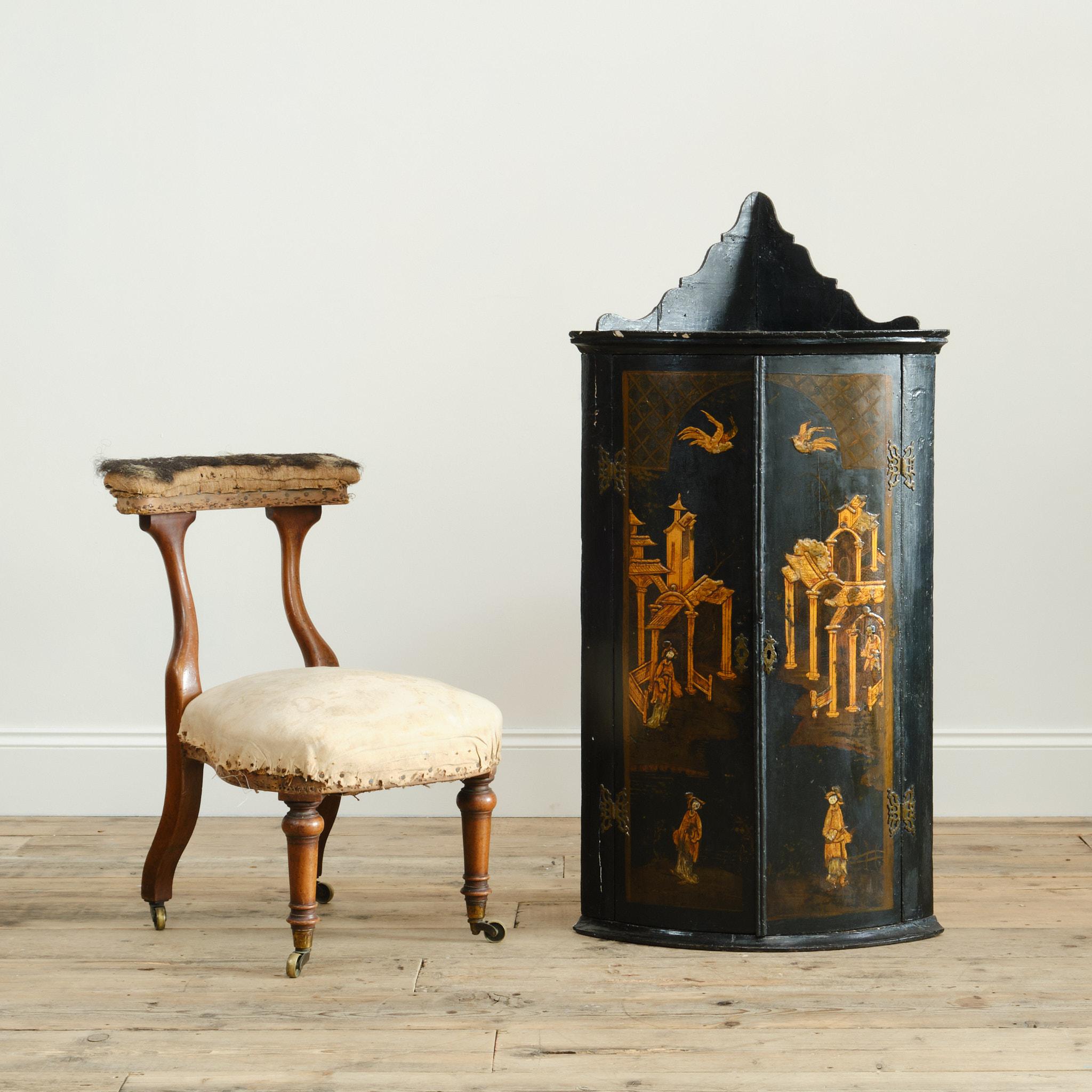 18th century Lacquered chinoiserie corner cupboard 4