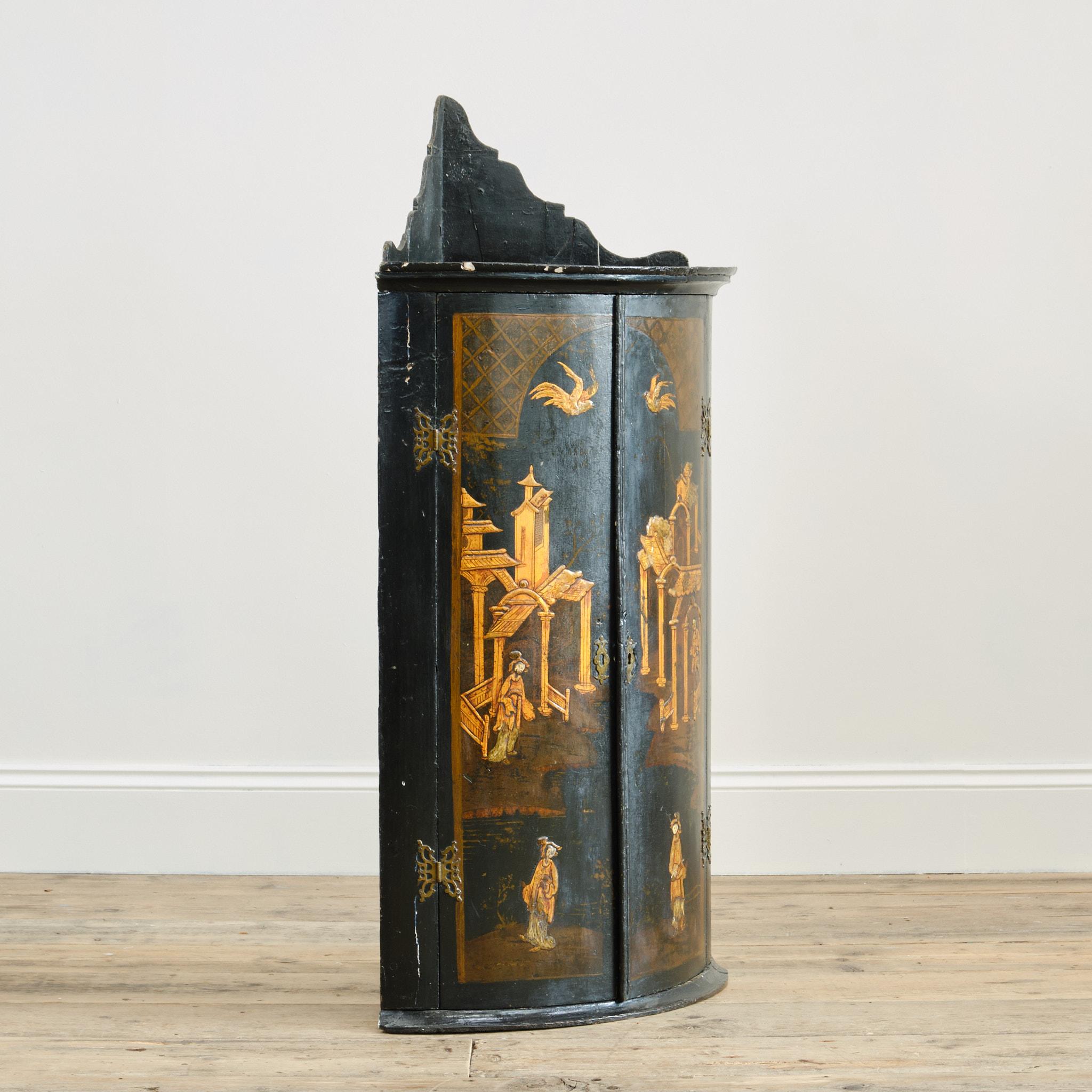 18th century Lacquered chinoiserie corner cupboard In Fair Condition In Batley, GB