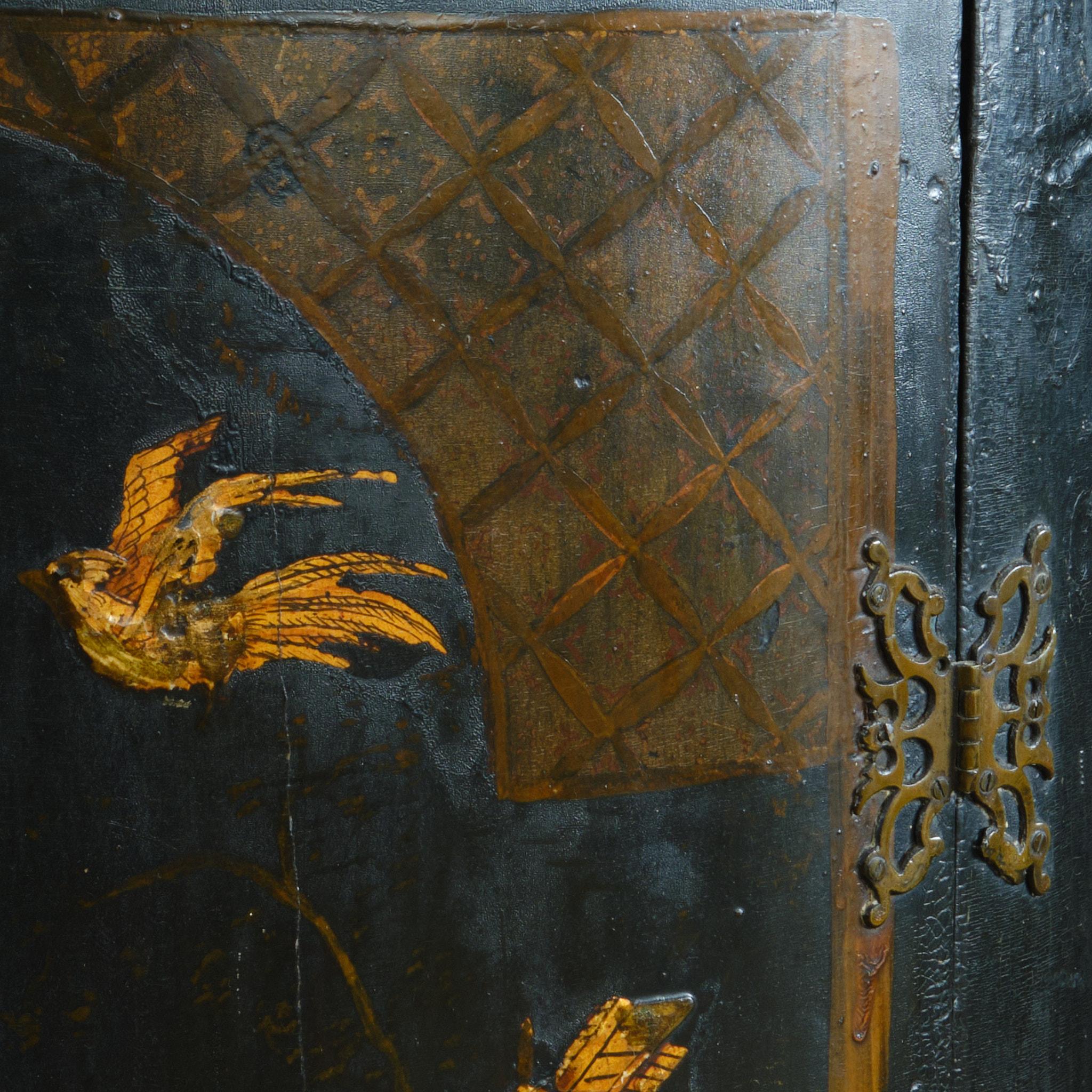 18th century Lacquered chinoiserie corner cupboard 1