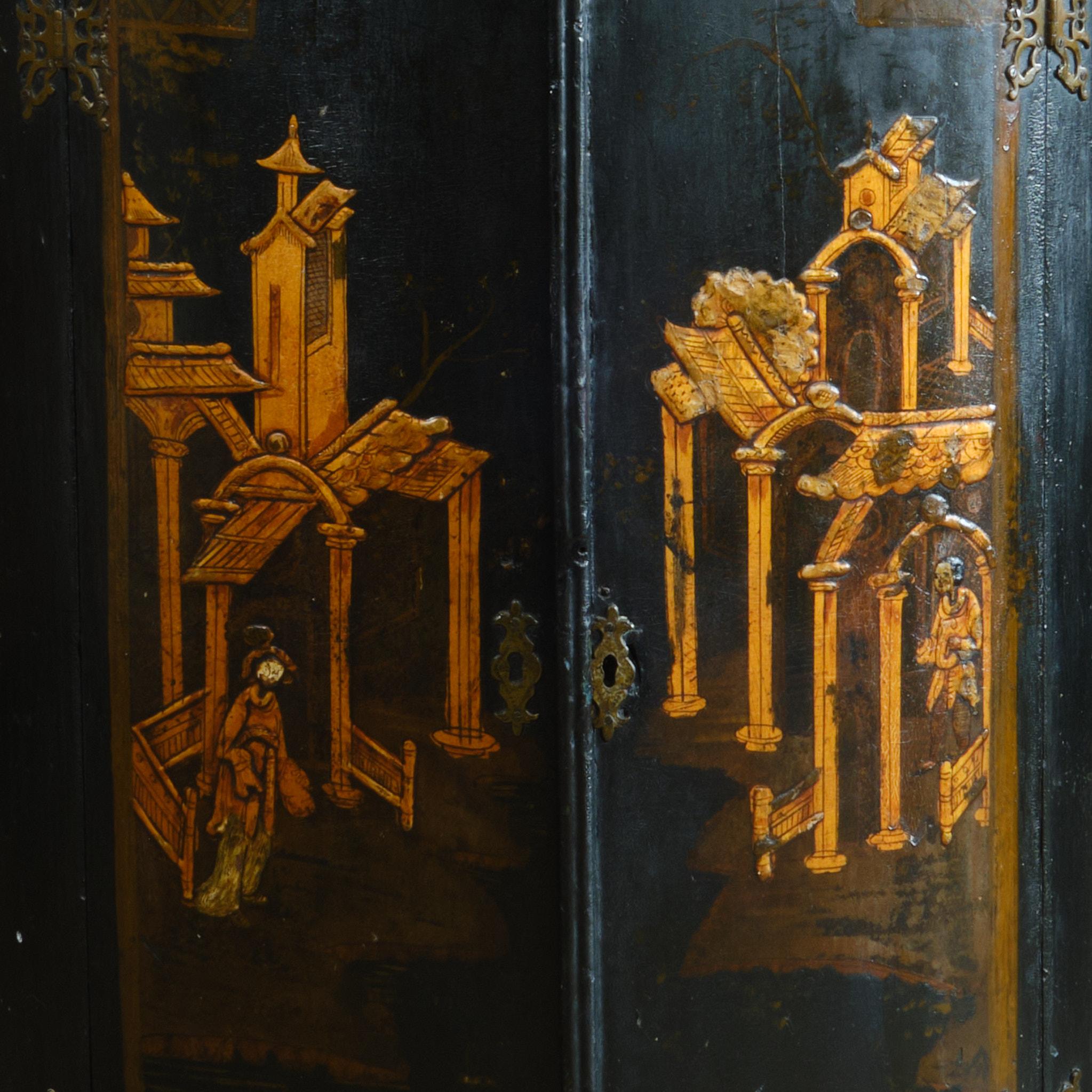 18th century Lacquered chinoiserie corner cupboard 2