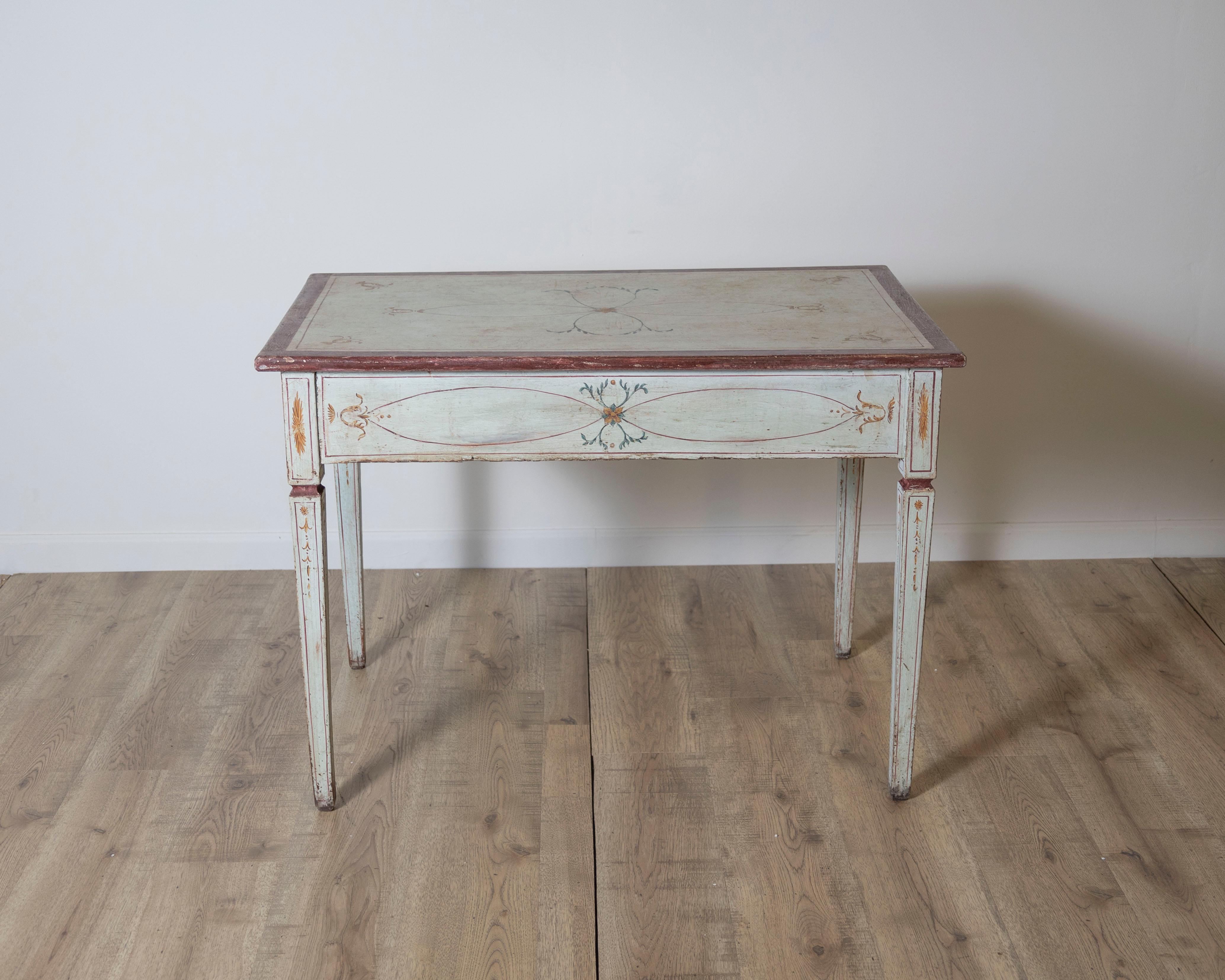 18th Century Lacquered Tuscan Desk Table with Hand Painted Decoration For Sale 1