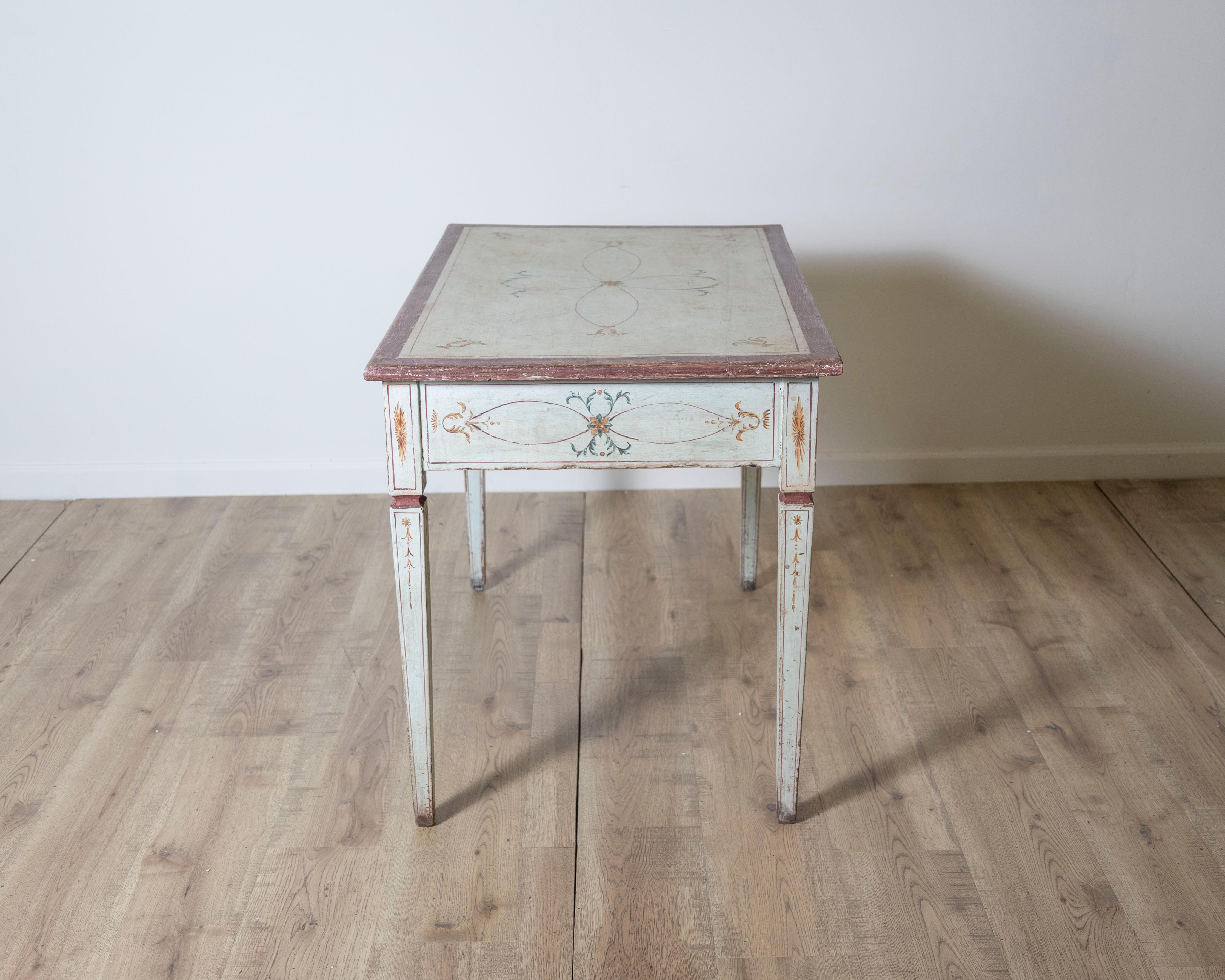 18th Century Lacquered Tuscan Desk Table with Hand Painted Decoration For Sale 2