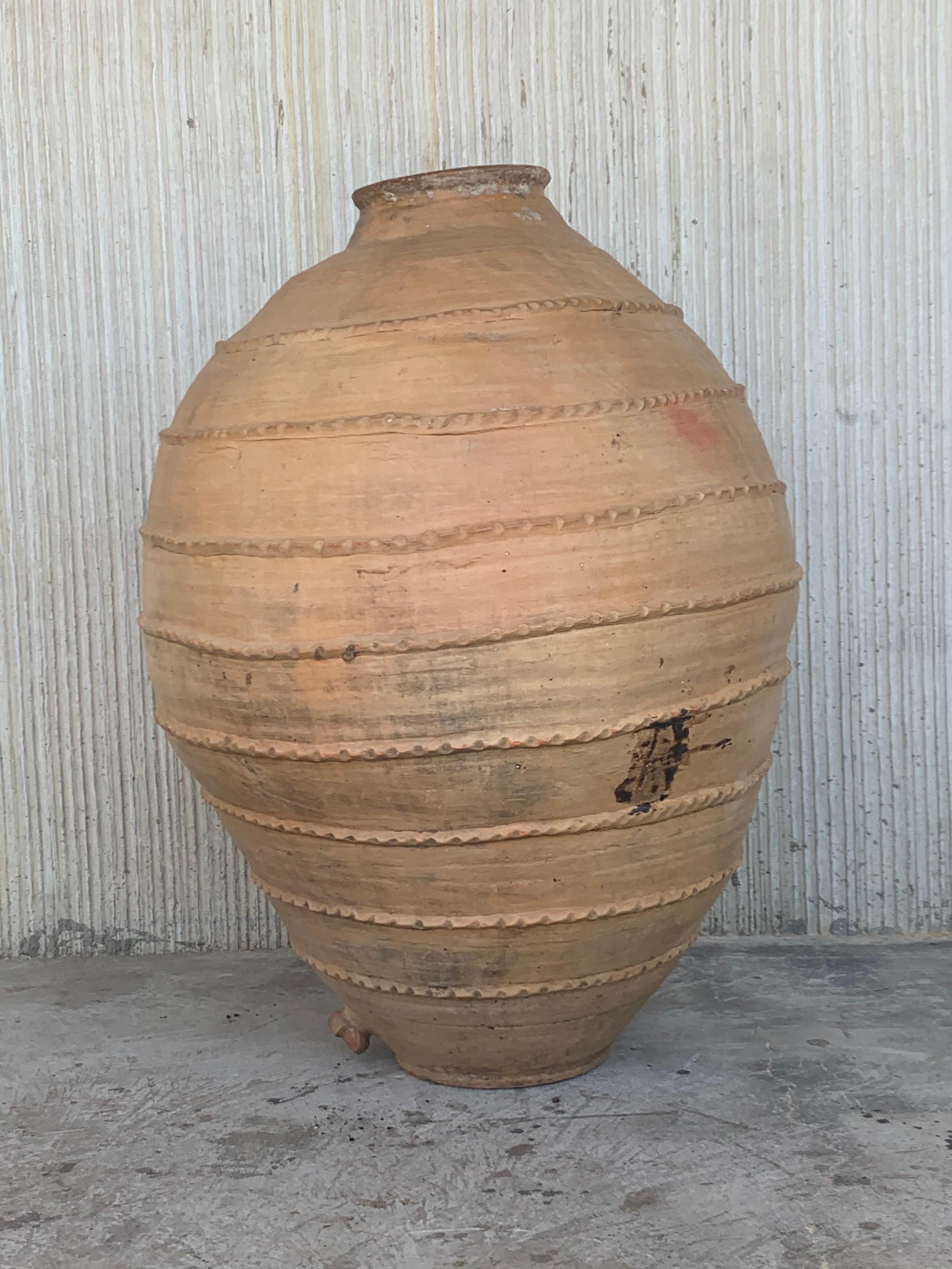 Old tinaja of Calanda (Teruel), Spain.
Made of clay with handcrafted semi circular handmade ribbed around the vase
This 