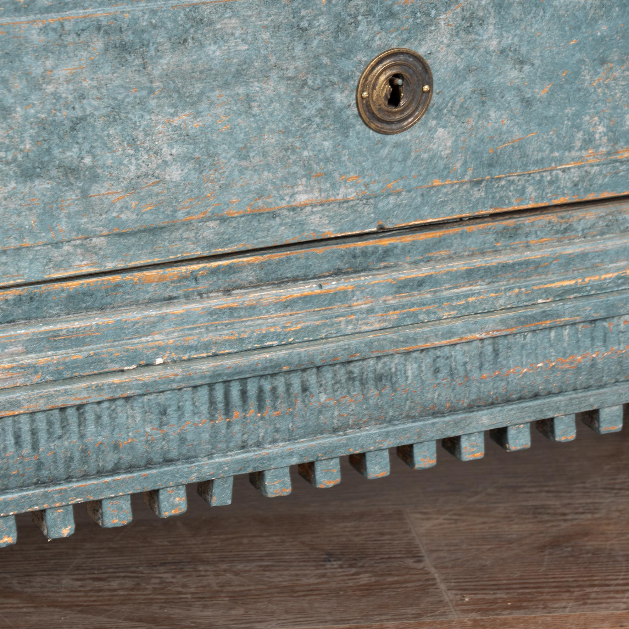 Grande commode à quatre tiroirs du XVIIIe siècle, peinte en bleu, Danemark en vente 4