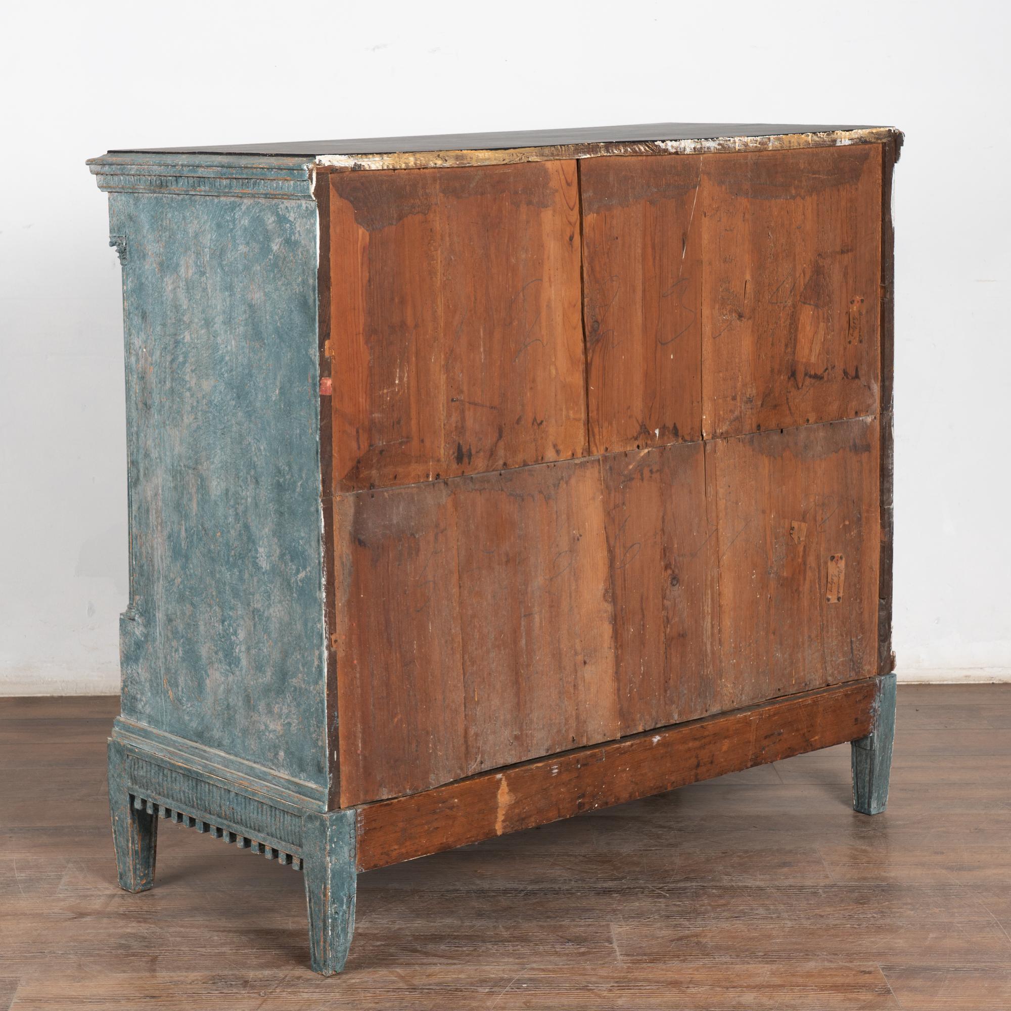 Grande commode à quatre tiroirs du XVIIIe siècle, peinte en bleu, Danemark en vente 5