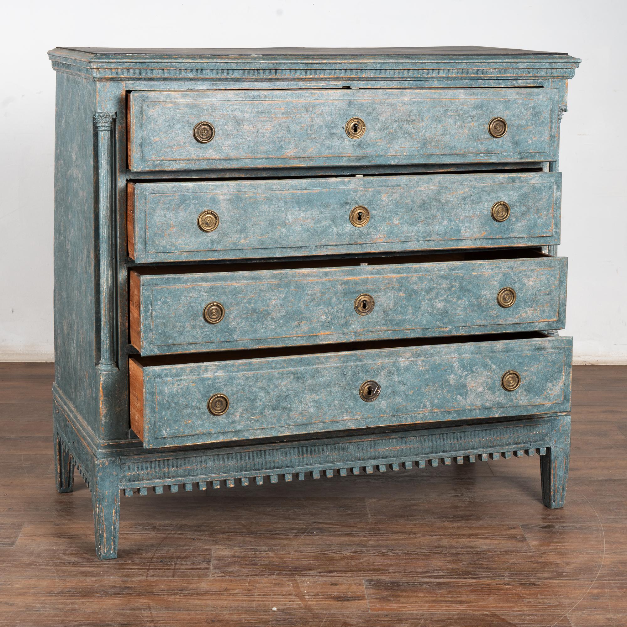Gustavien Grande commode à quatre tiroirs du XVIIIe siècle, peinte en bleu, Danemark en vente