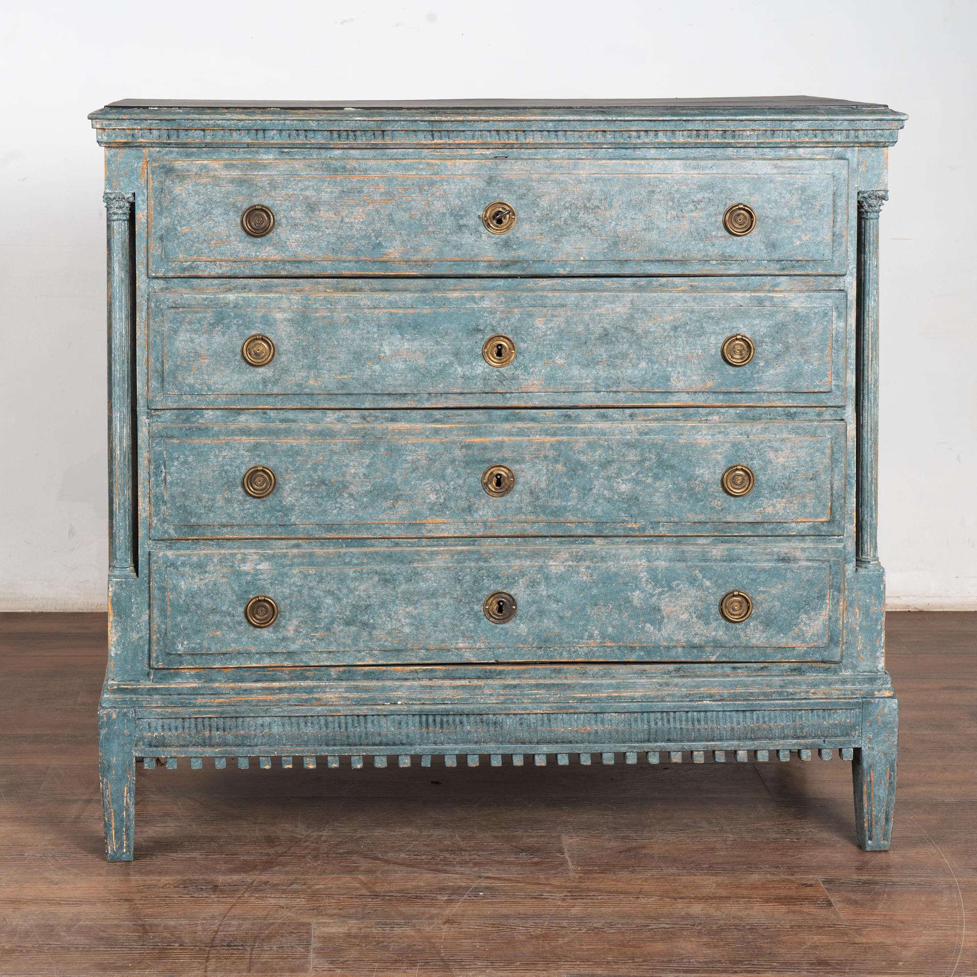 Danois Grande commode à quatre tiroirs du XVIIIe siècle, peinte en bleu, Danemark en vente