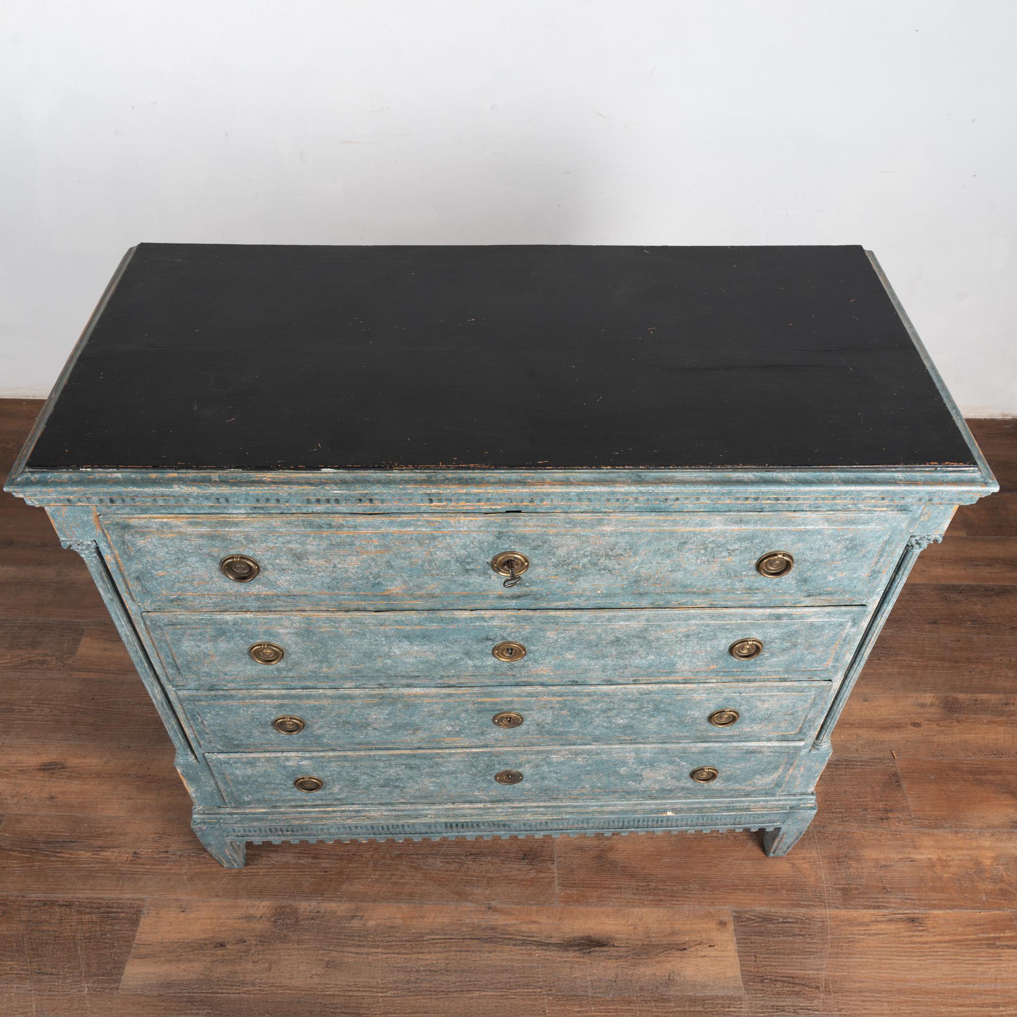 Grande commode à quatre tiroirs du XVIIIe siècle, peinte en bleu, Danemark Bon état - En vente à Round Top, TX