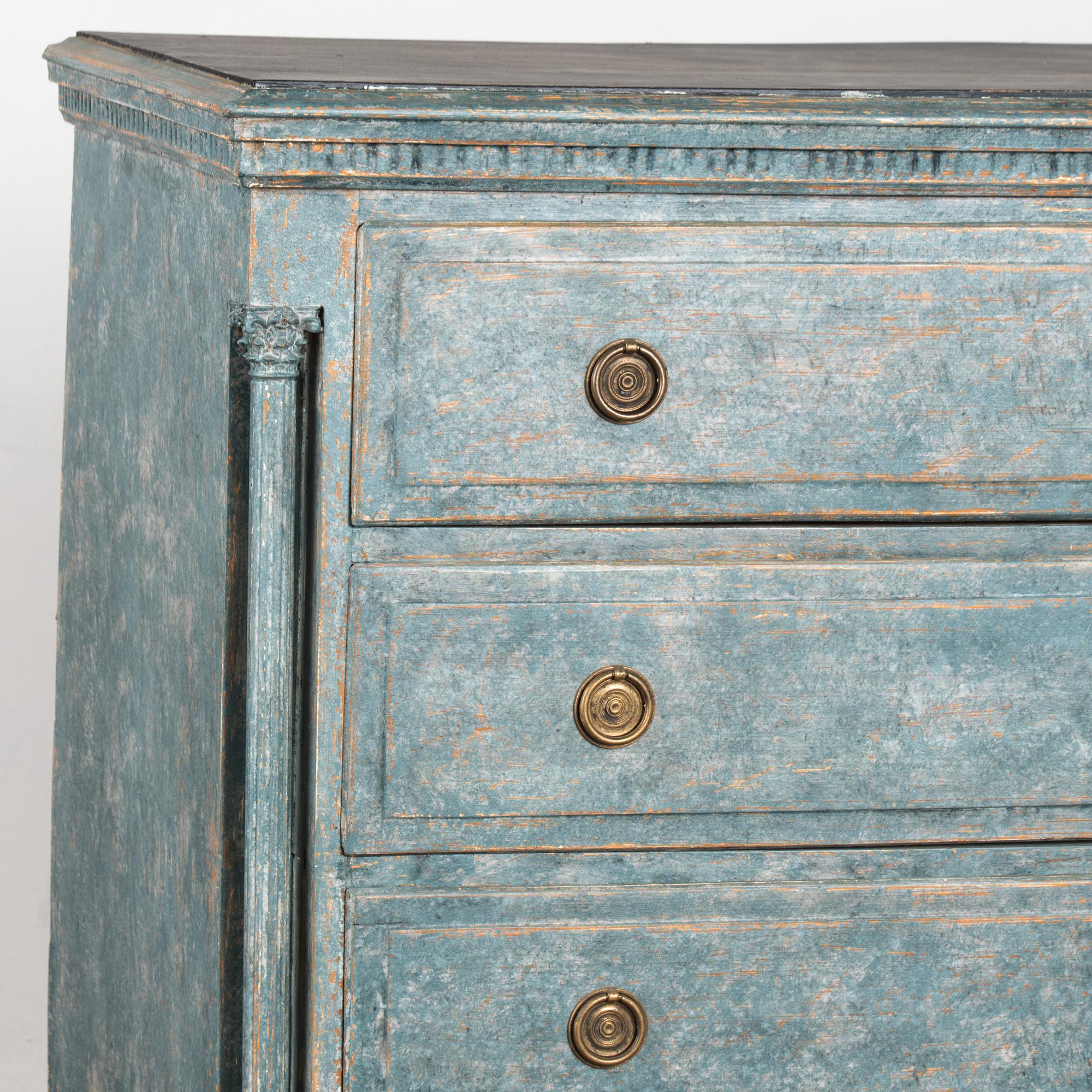 Laiton Grande commode à quatre tiroirs du XVIIIe siècle, peinte en bleu, Danemark en vente