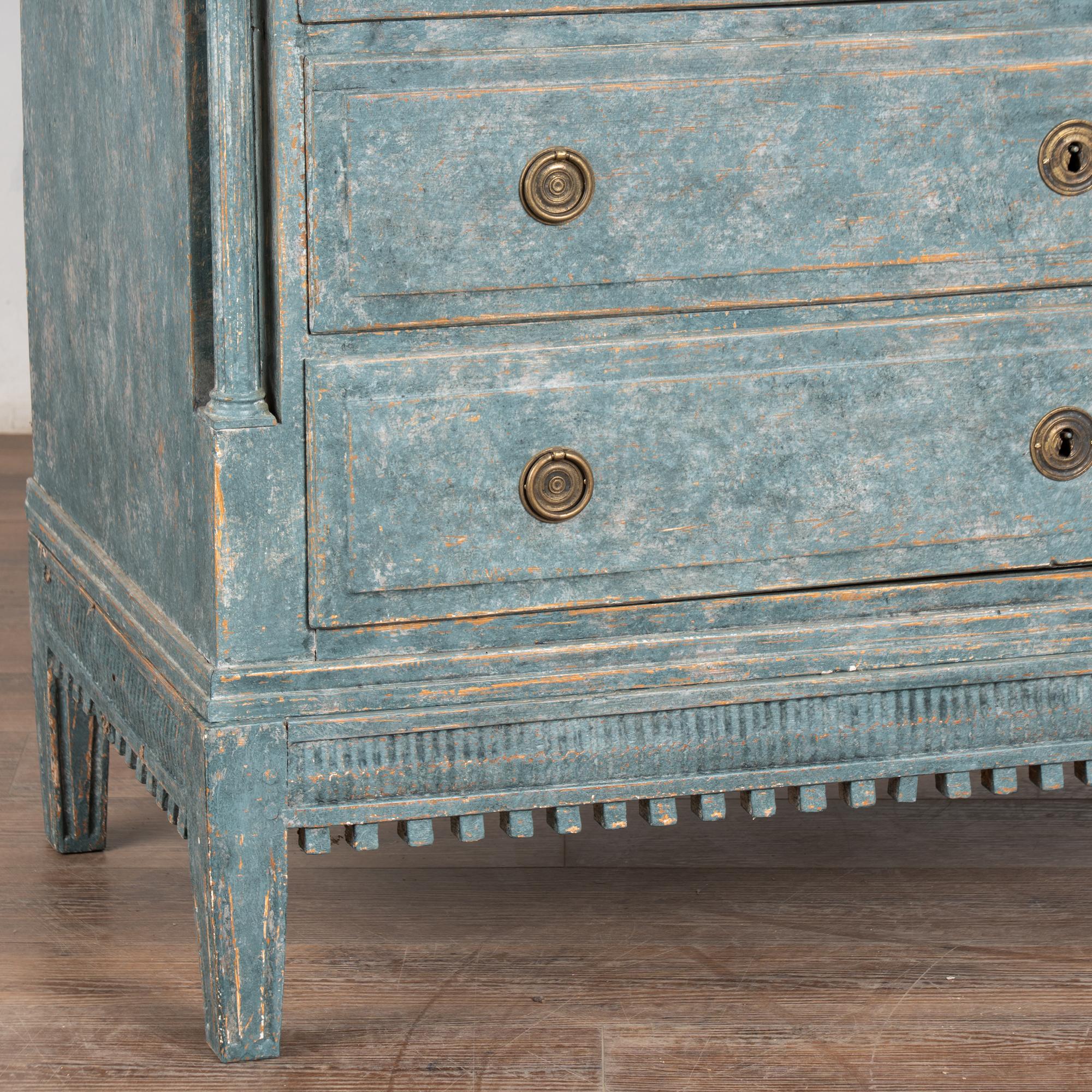 Grande commode à quatre tiroirs du XVIIIe siècle, peinte en bleu, Danemark en vente 3