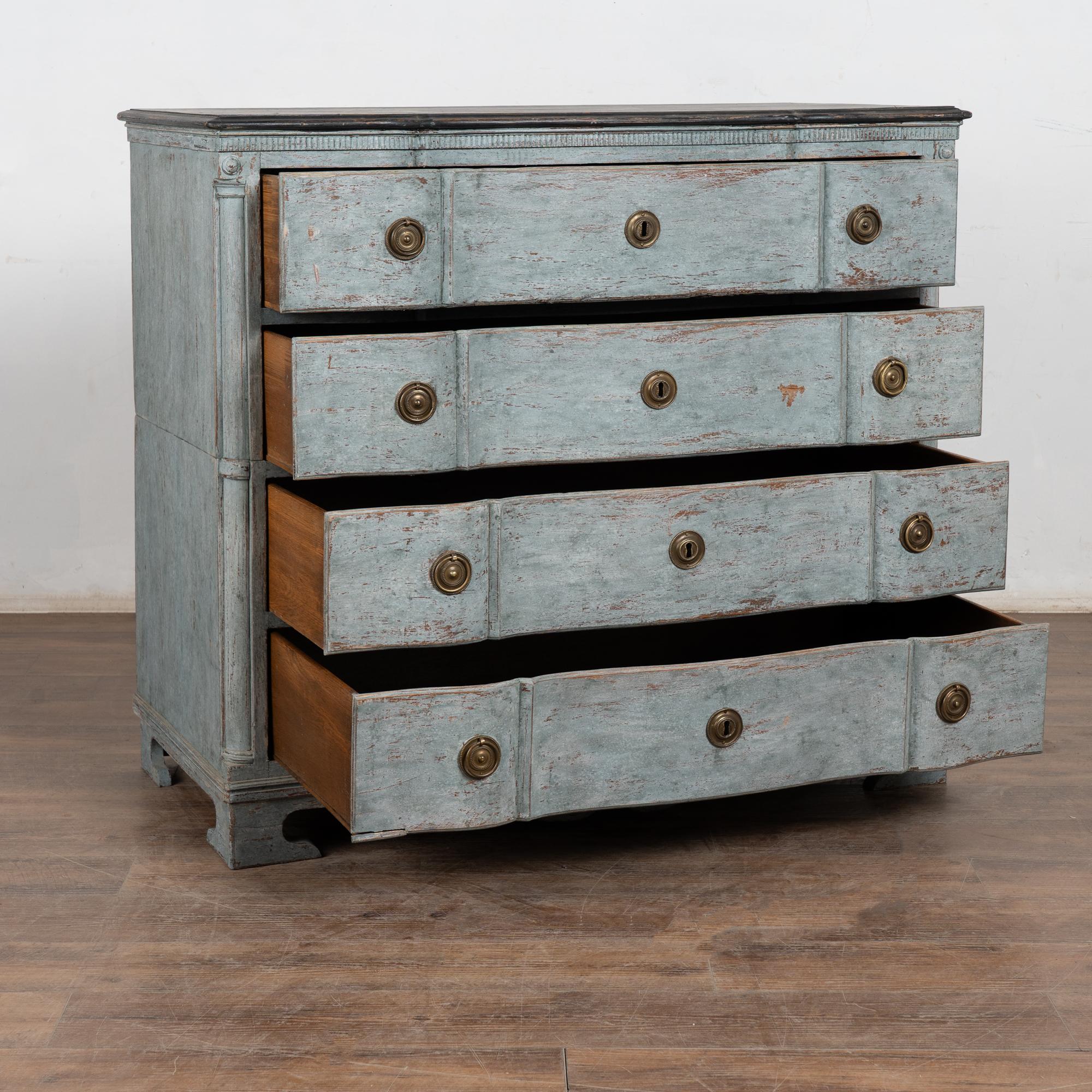 Rococò Grande cassettone rococò blu del XVIII secolo, Danimarca in vendita