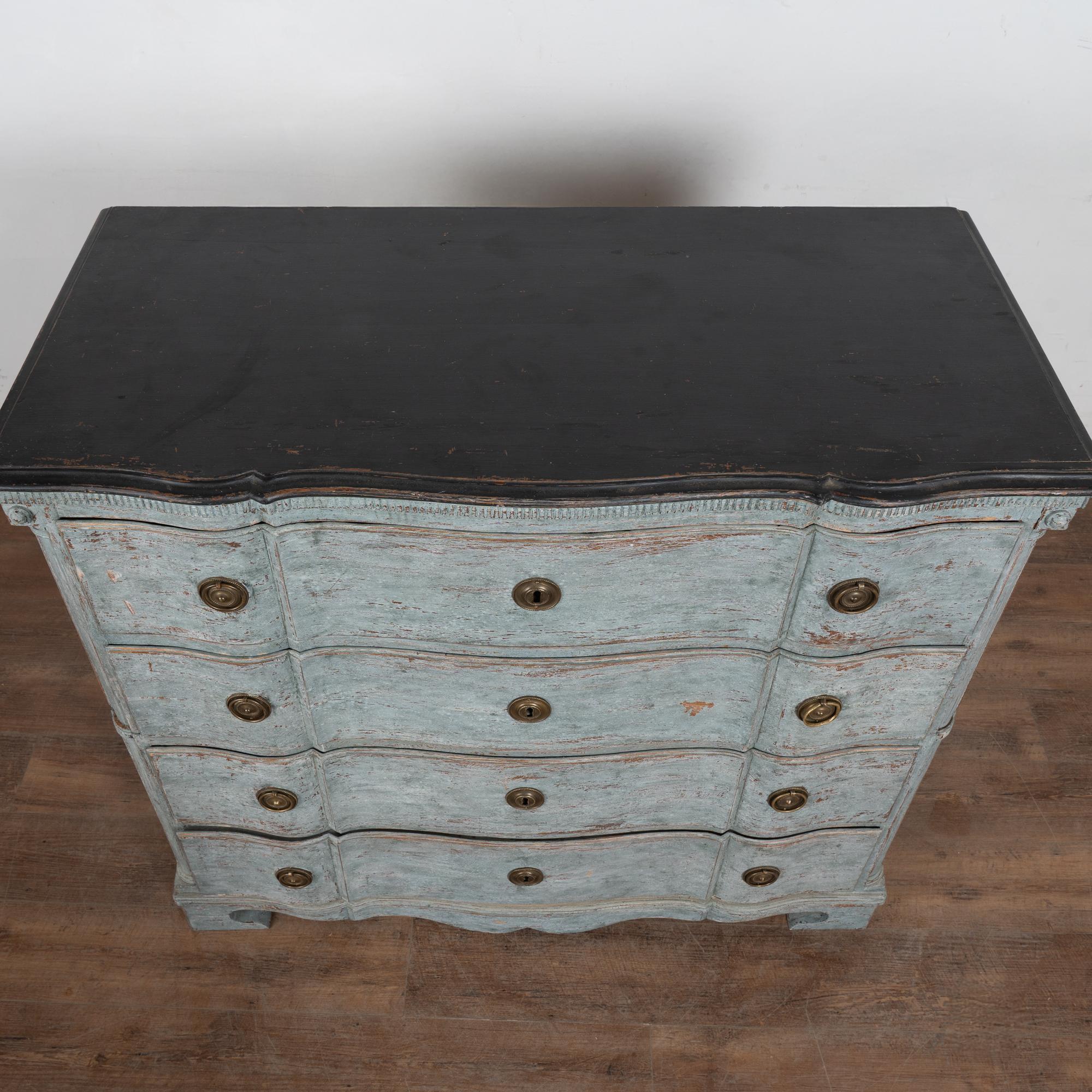 Grande cassettone rococò blu del XVIII secolo, Danimarca In condizioni buone in vendita a Round Top, TX