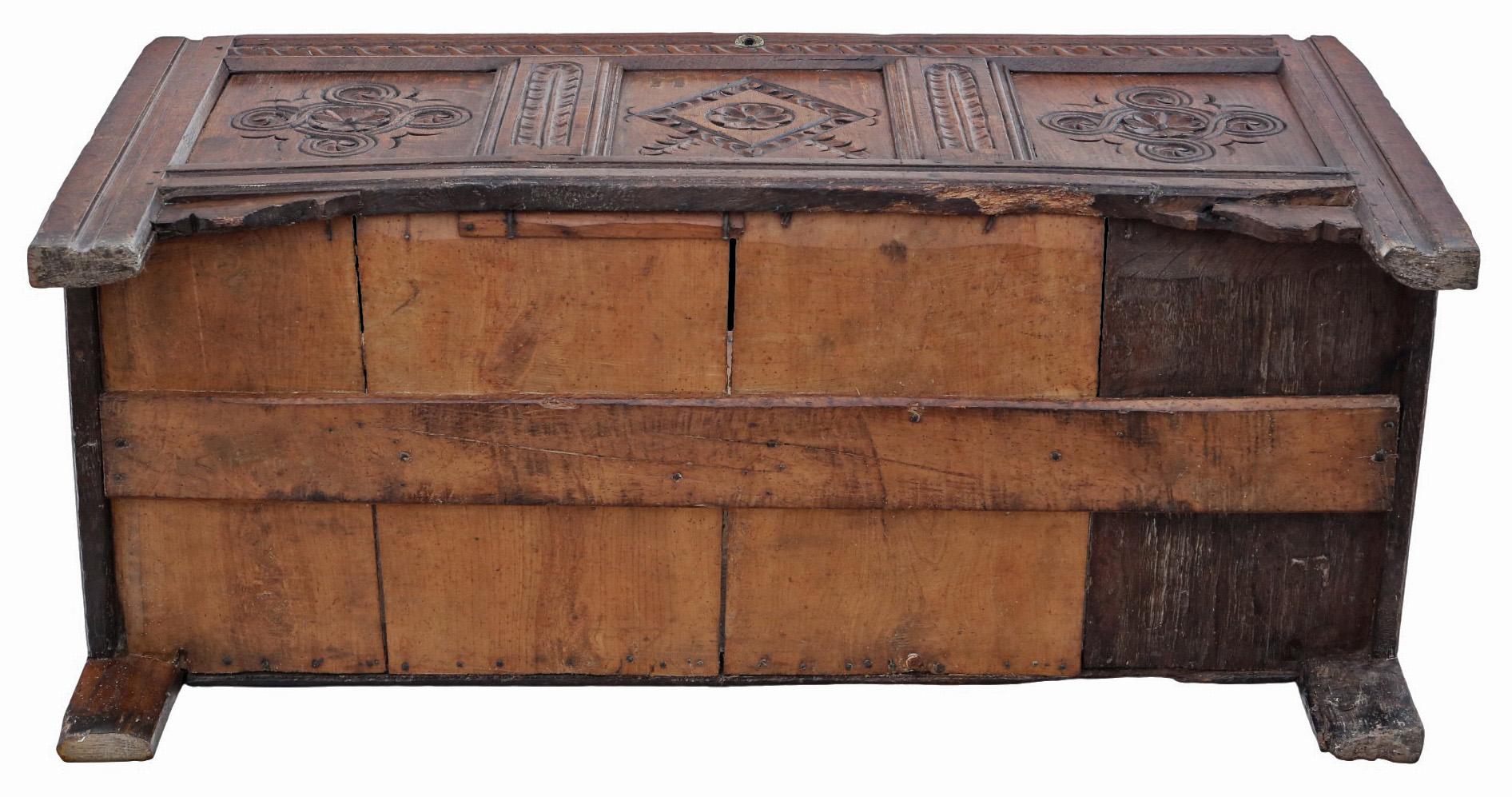 Grande scrigno in Oak intagliato del 18° secolo con scatola per candele - Scrigno matrimoniale di qualità in vendita 4