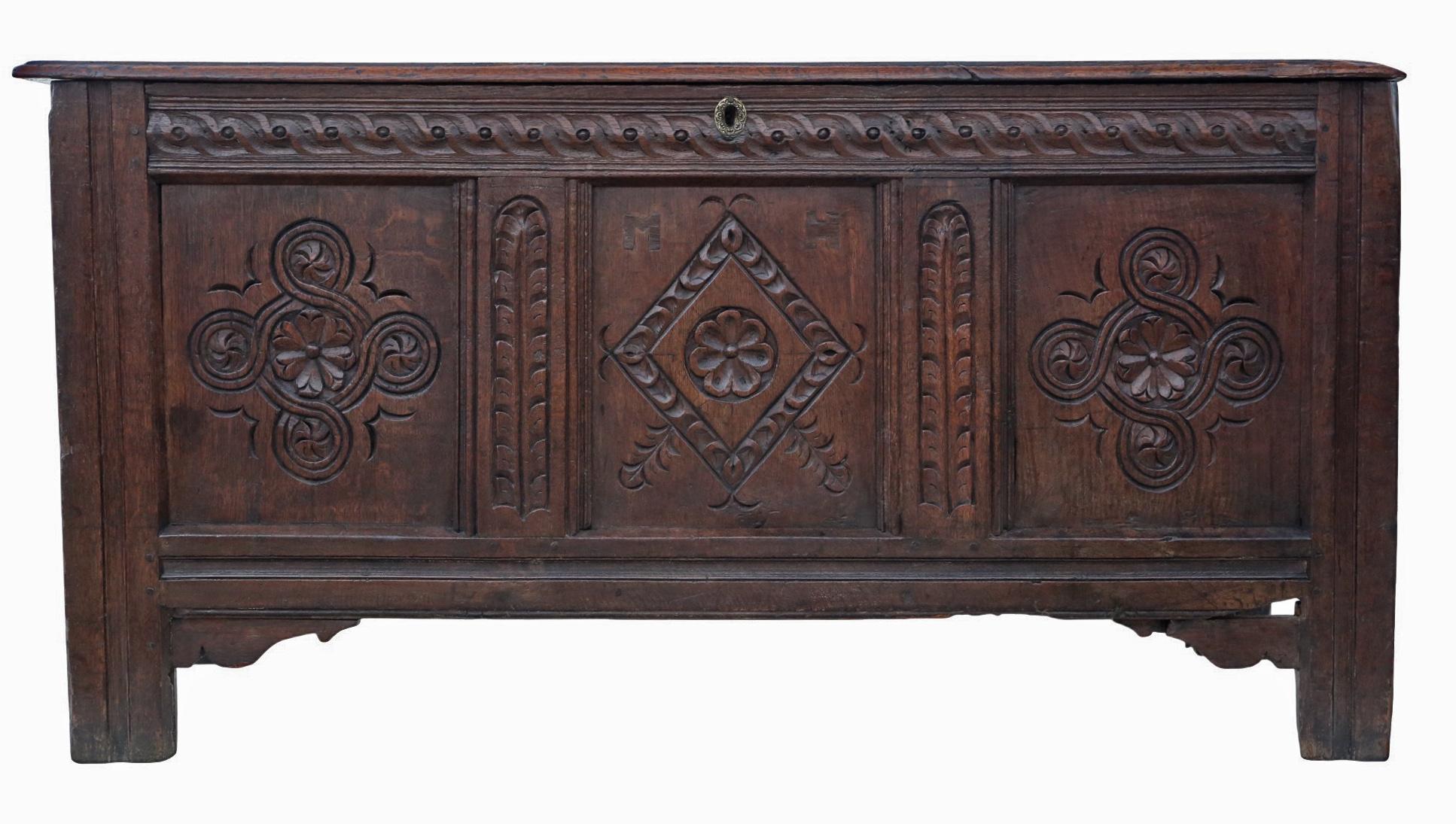 Grande scrigno in Oak intagliato del 18° secolo con scatola per candele - Scrigno matrimoniale di qualità

Un raro reperto decorativo con scatola per candele, questo grande scrigno in quercia del XVIII secolo è pieno di età, carattere e fascino. Con