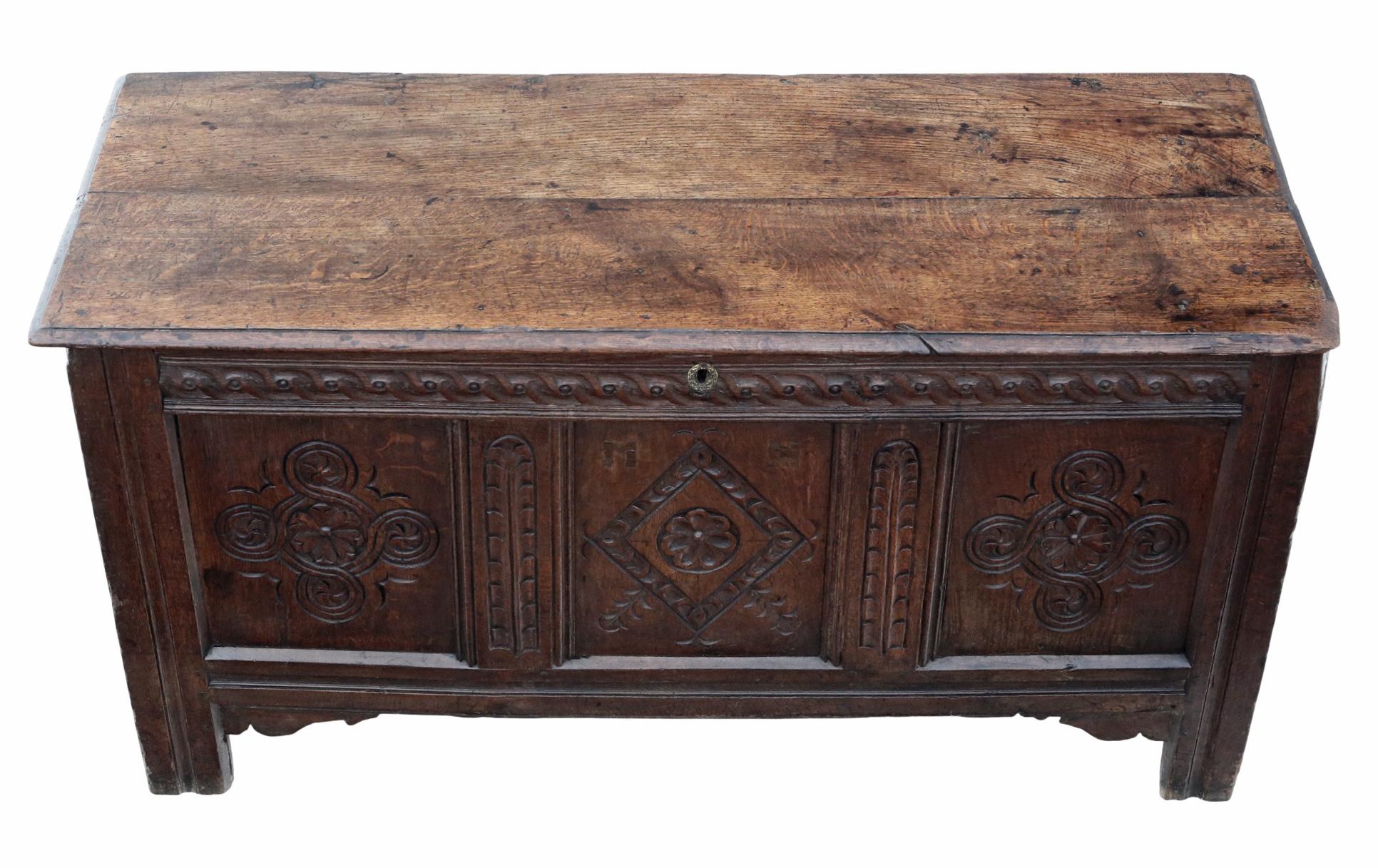 Britannico Grande scrigno in Oak intagliato del 18° secolo con scatola per candele - Scrigno matrimoniale di qualità in vendita