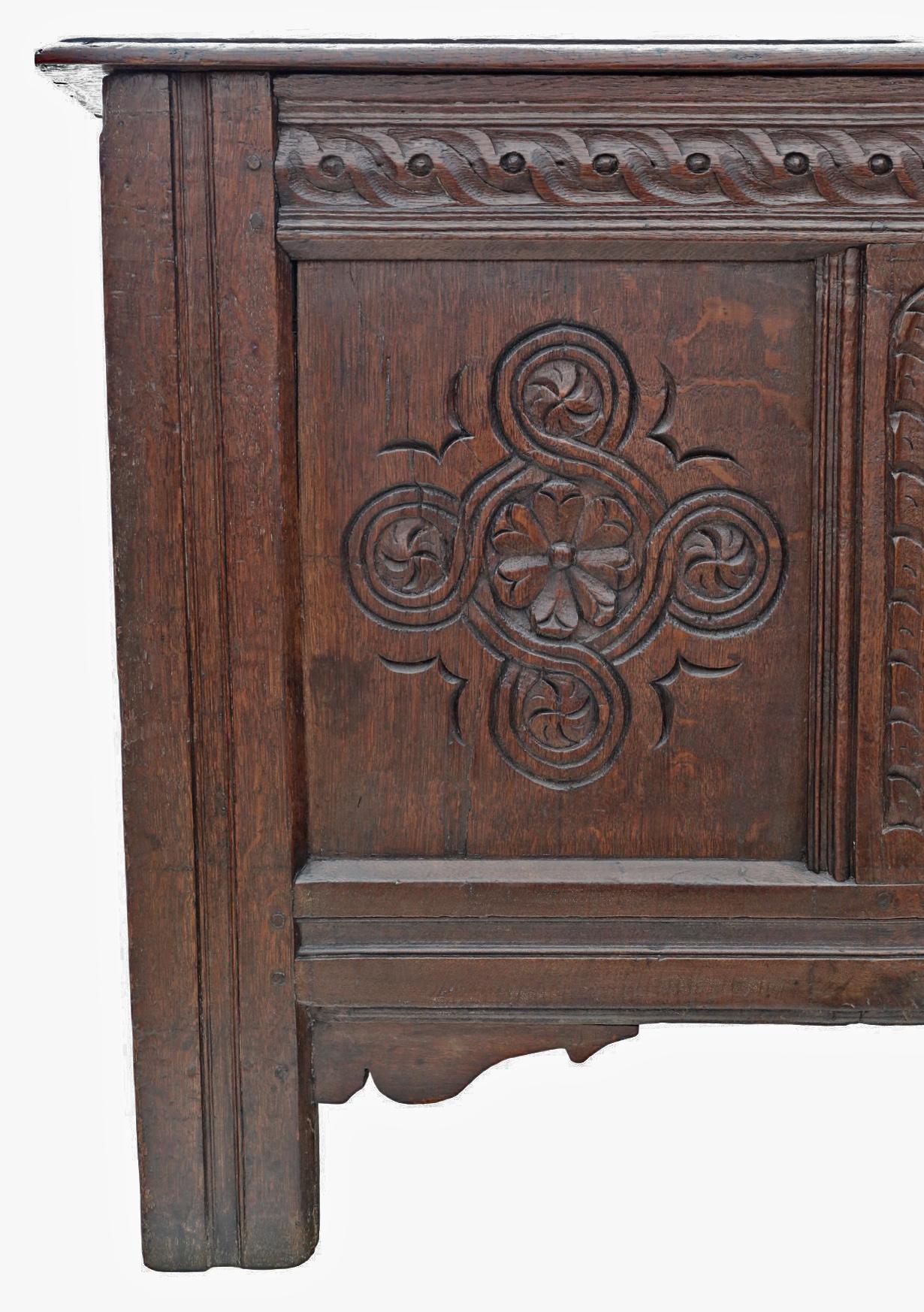 Legno Grande scrigno in Oak intagliato del 18° secolo con scatola per candele - Scrigno matrimoniale di qualità in vendita