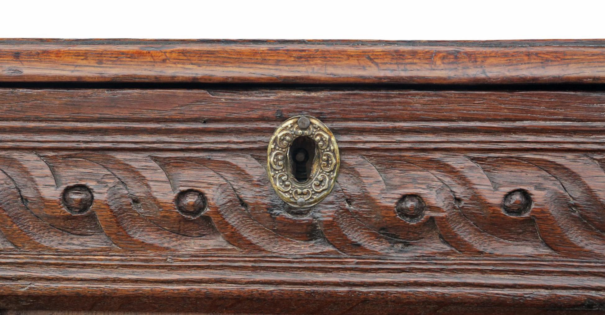 Grande scrigno in Oak intagliato del 18° secolo con scatola per candele - Scrigno matrimoniale di qualità in vendita 1