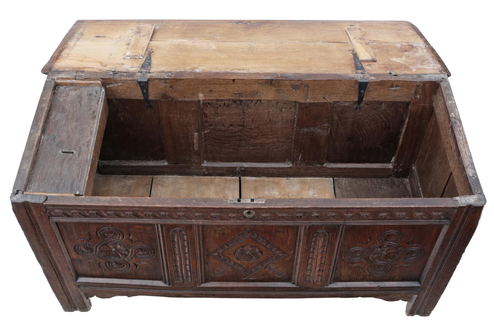 Grande scrigno in Oak intagliato del 18° secolo con scatola per candele - Scrigno matrimoniale di qualità in vendita 2