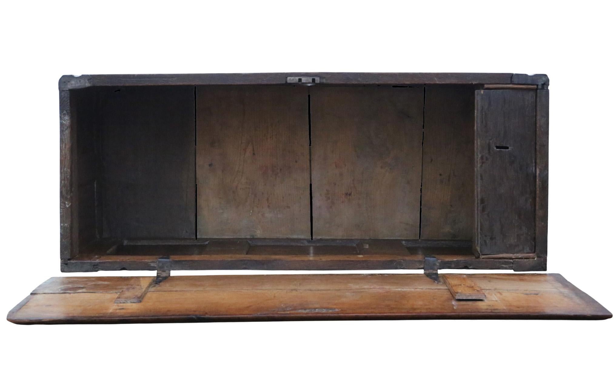 Grande scrigno in Oak intagliato del 18° secolo con scatola per candele - Scrigno matrimoniale di qualità in vendita 3