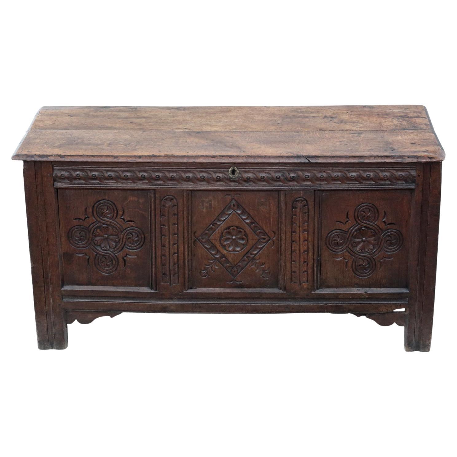 Grande scrigno in Oak intagliato del 18° secolo con scatola per candele - Scrigno matrimoniale di qualità in vendita